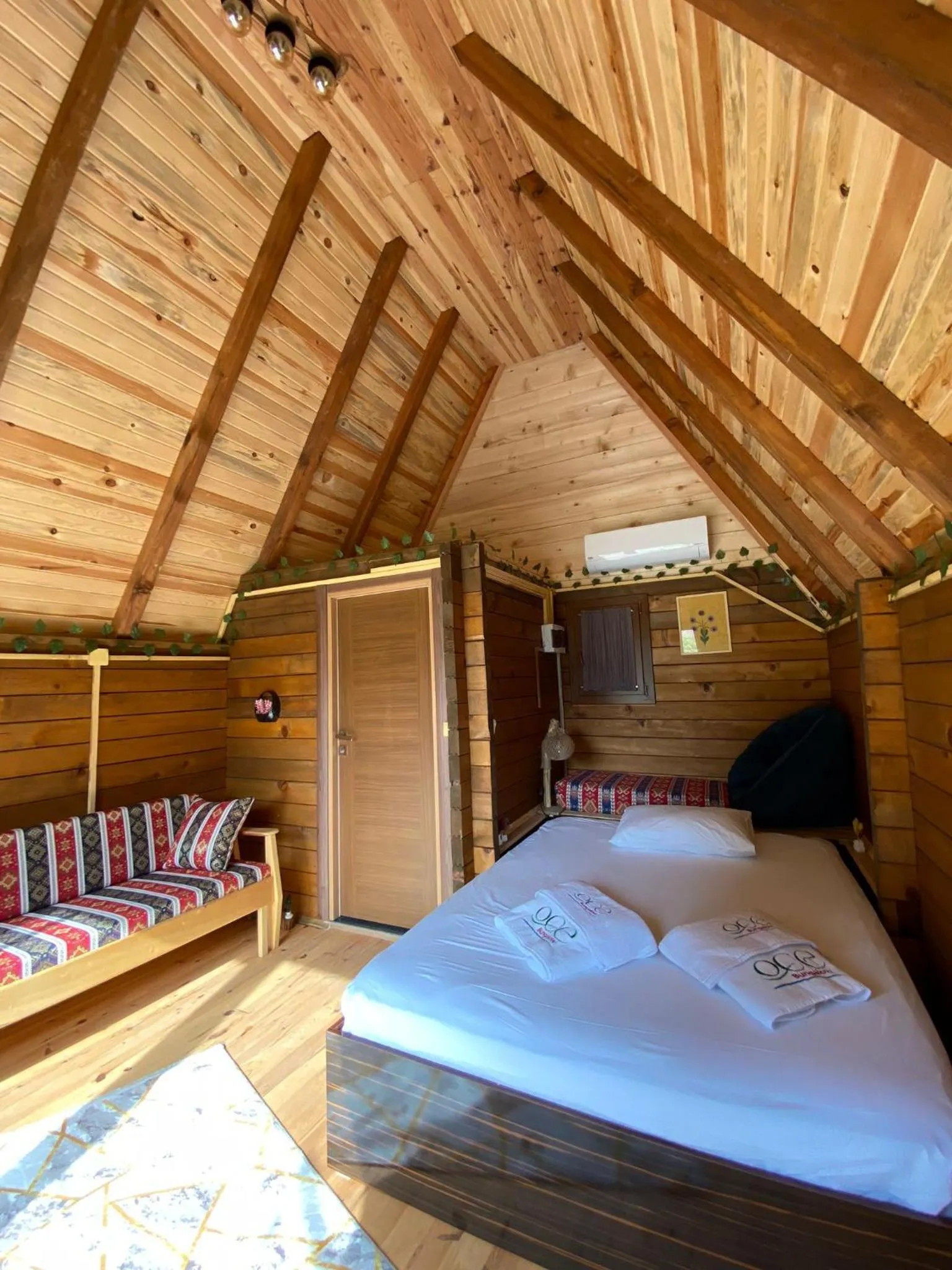 Photo of the whole room, Bed in Oce Bungalow