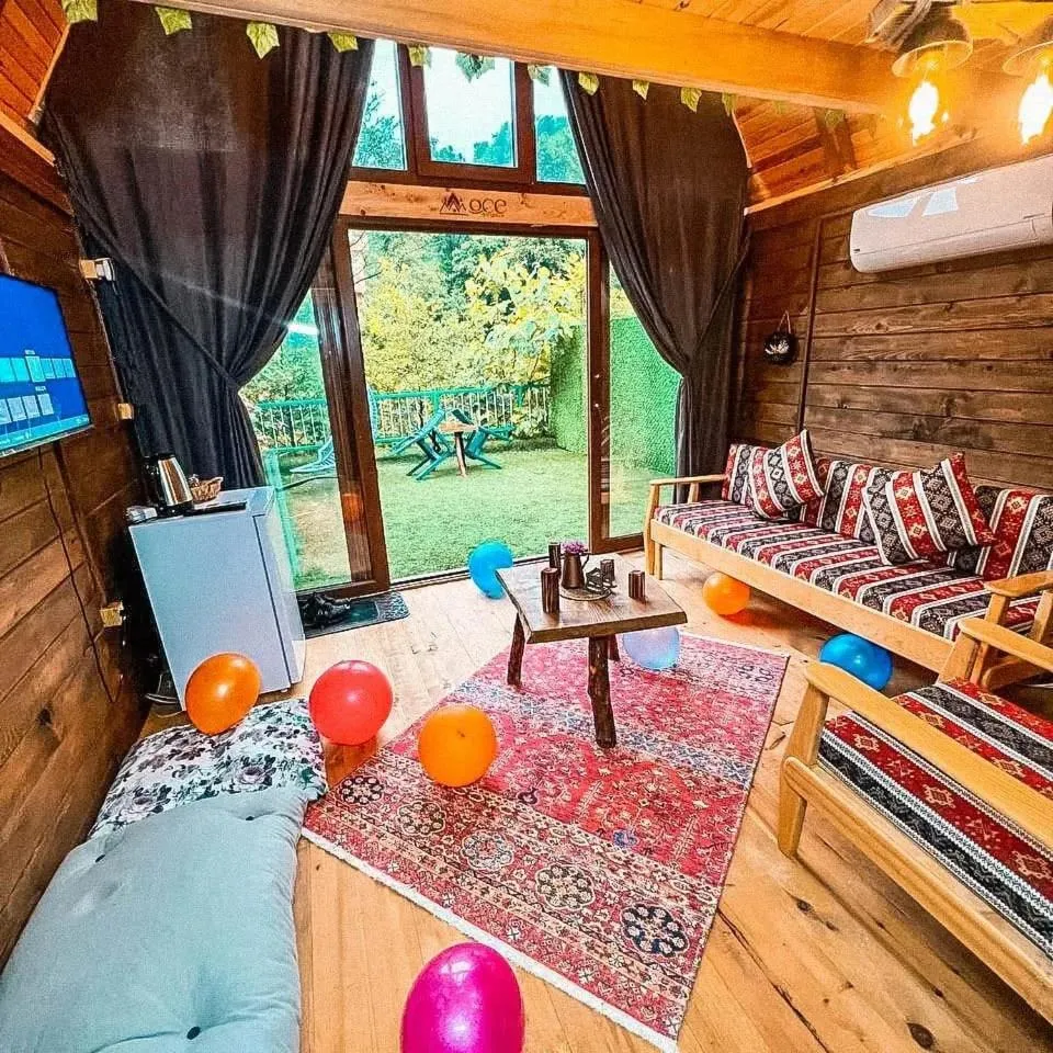 Communal lounge/ TV room in Oce Bungalow