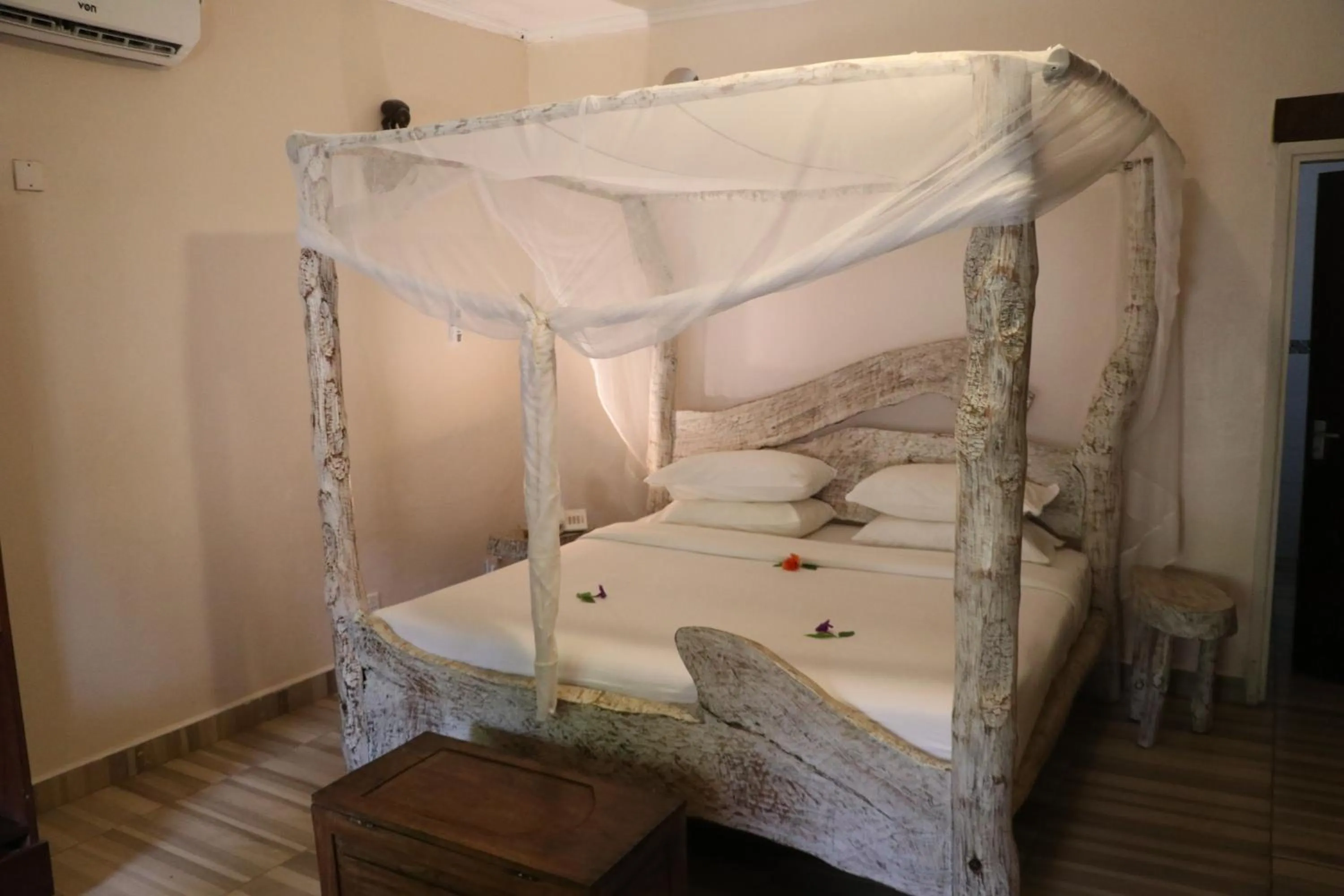 Bed in Eleven Pearl Boutique Hotel & Spa