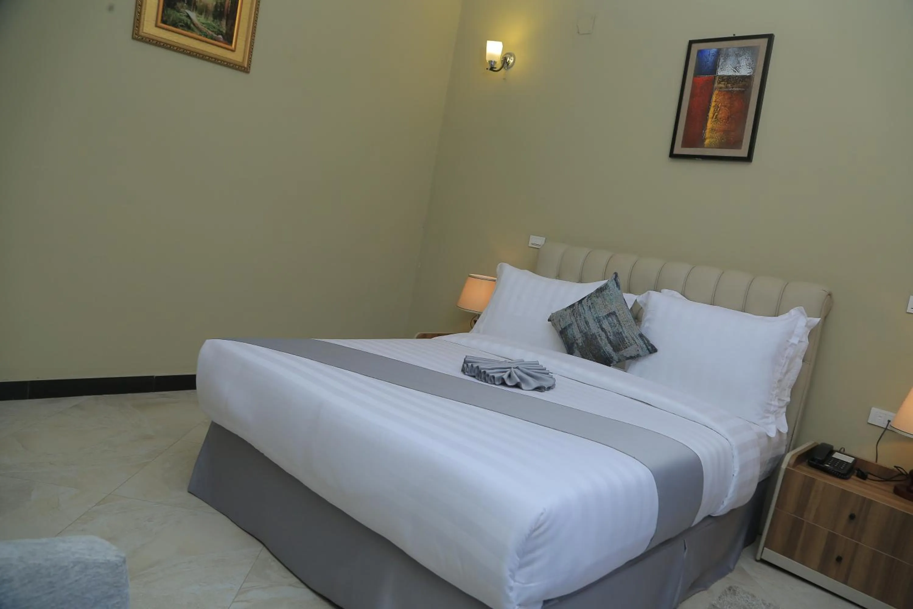 Bedroom, Bed in Daisy Hotel