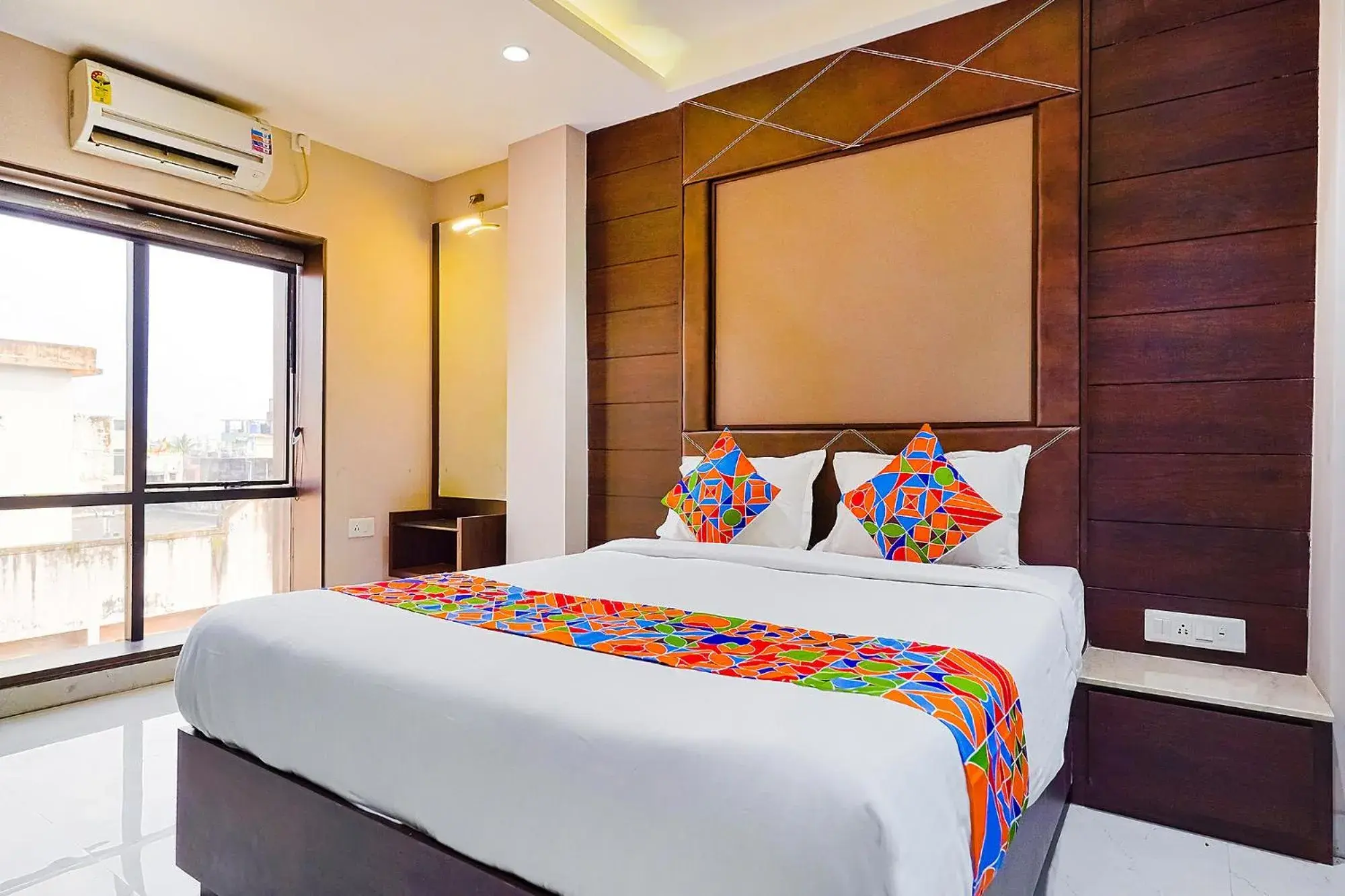 Dining area, Bed in FabHotel Eros 211 - Nr Sreebhumi Dining area, Bed in FabHotel Eros 211 - Nr Sreebhumi