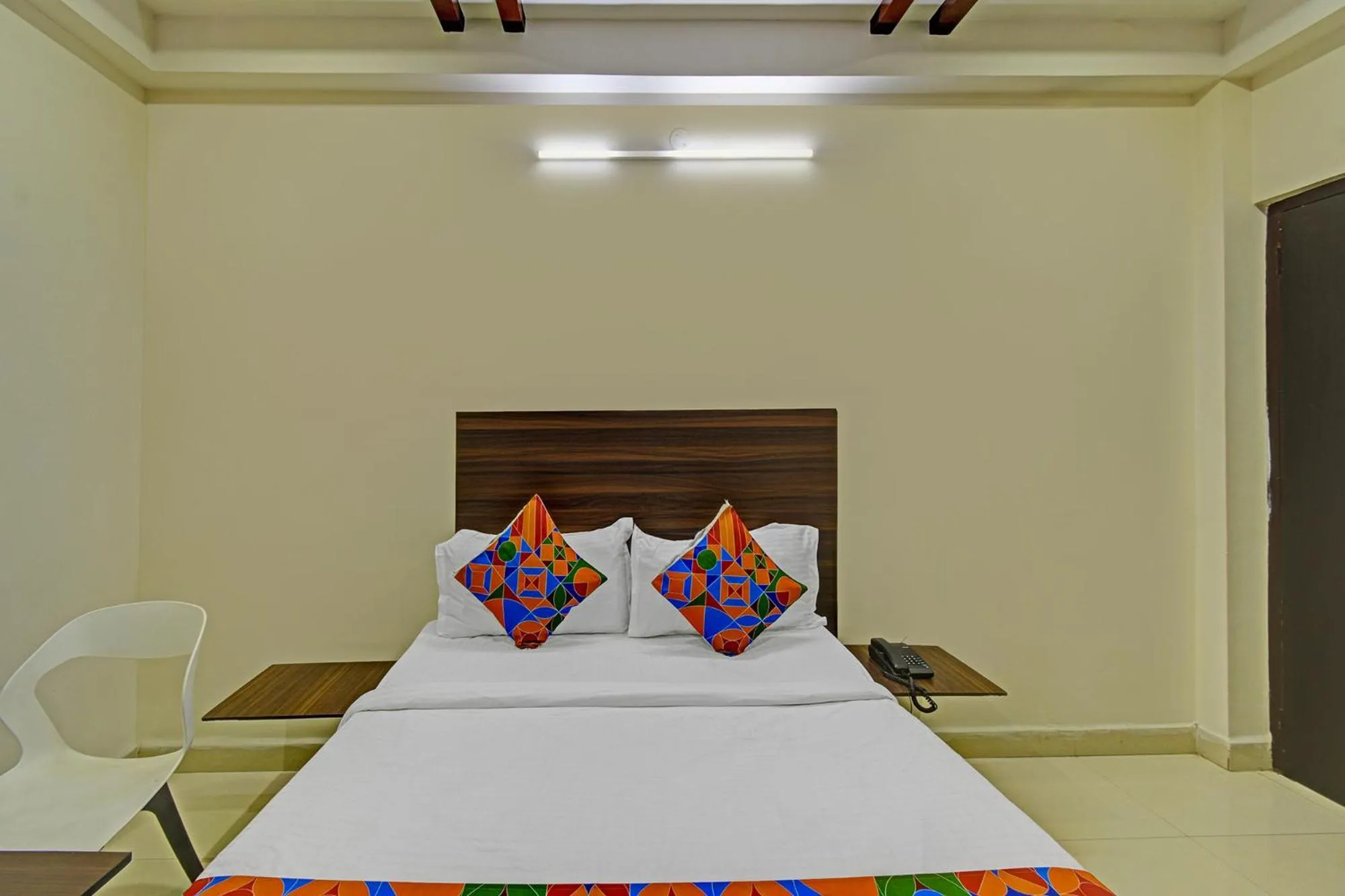 Bed in FabHotel White House Leo