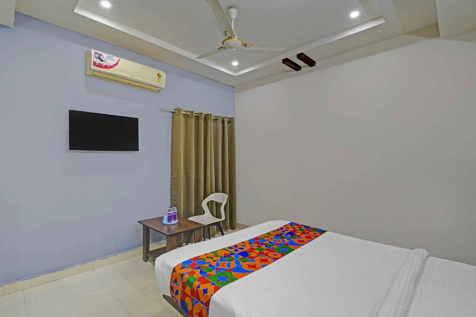 Bed in FabHotel White House Leo