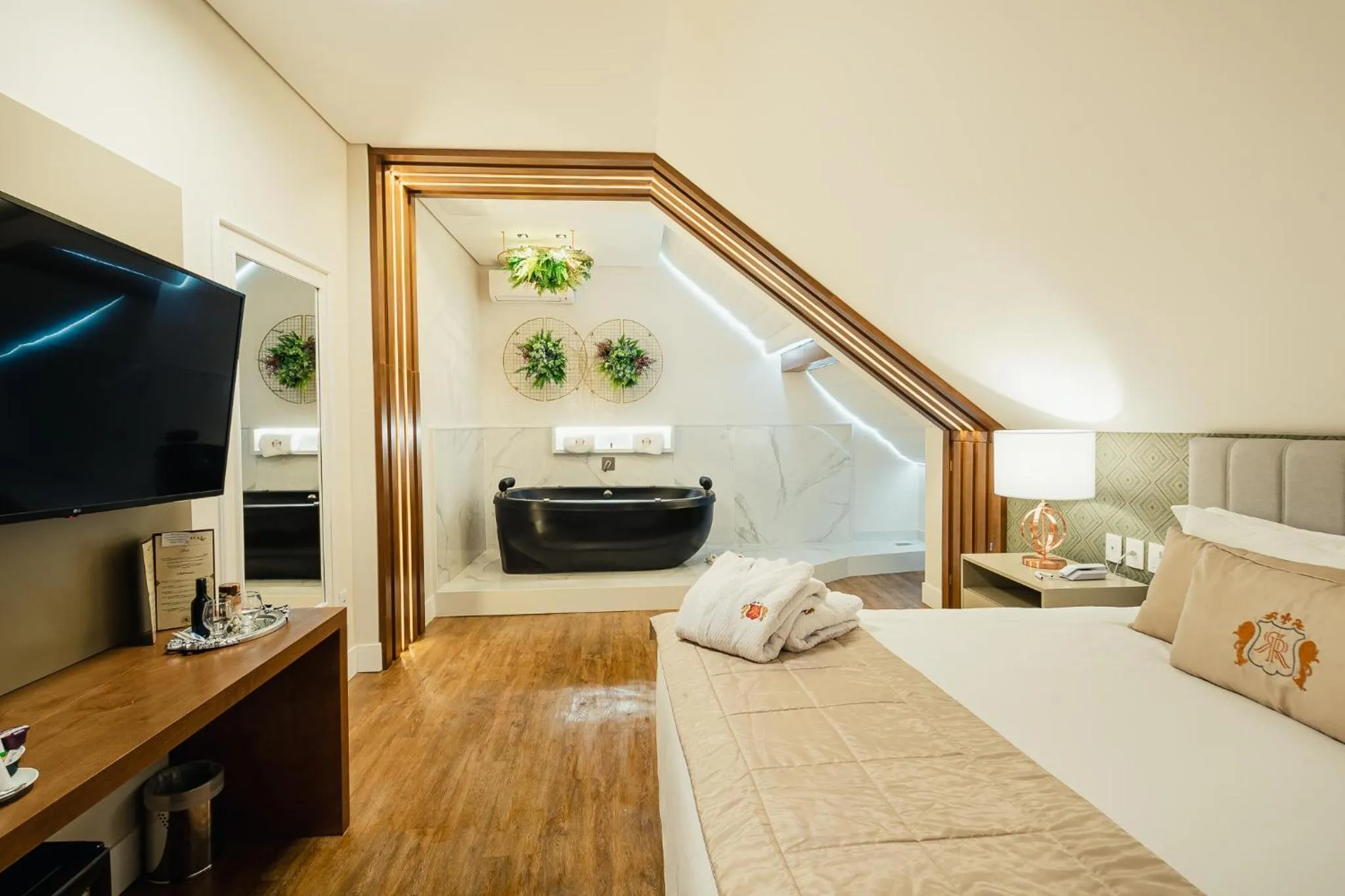 TV and multimedia, Bed in Hotel e Restaurante GIRATÓRIO RF Vision - A melhor vista 360 de Gramado