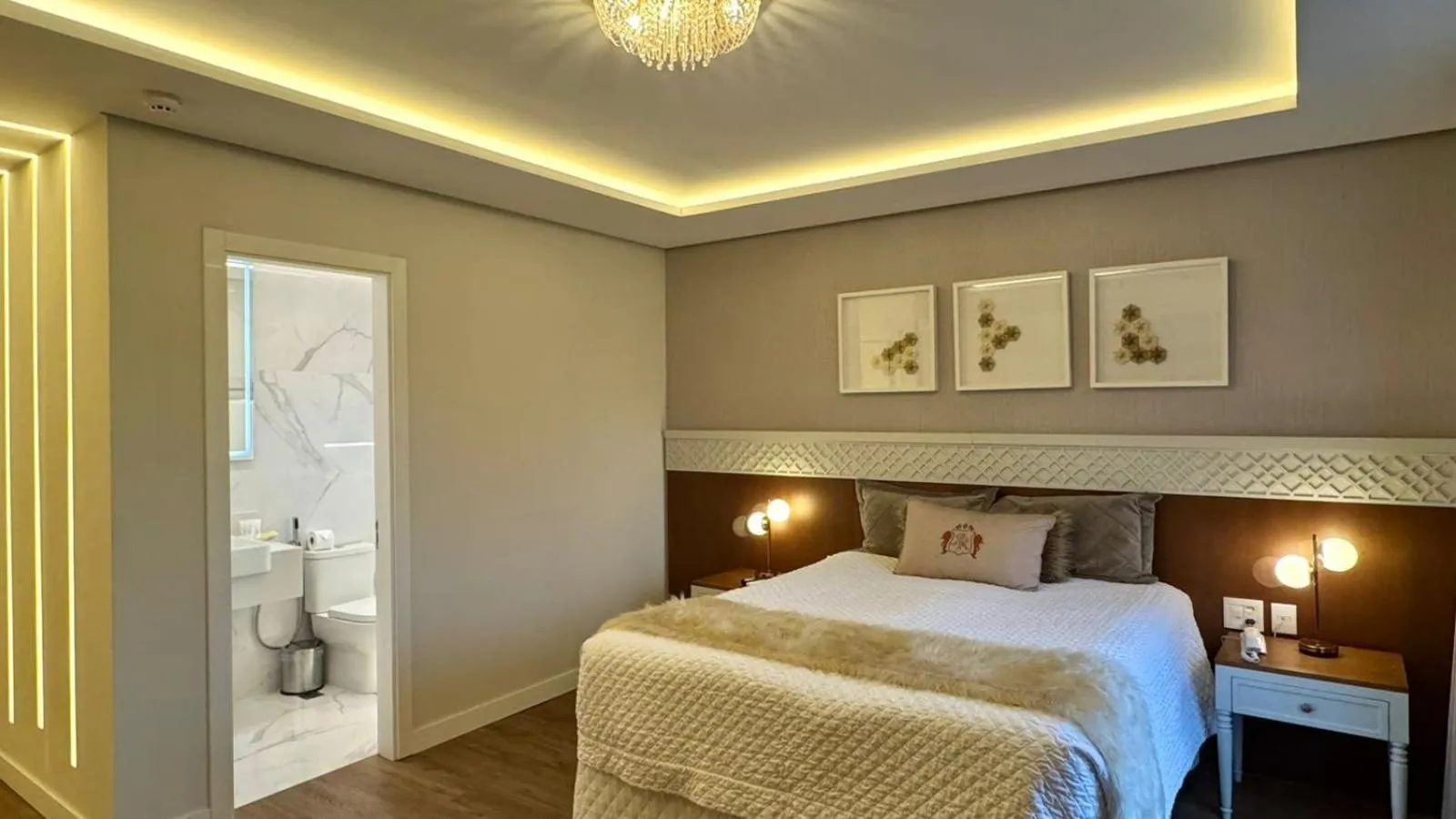 Bedroom, Bed in Hotel e Restaurante GIRATÓRIO RF Vision - A melhor vista 360 de Gramado