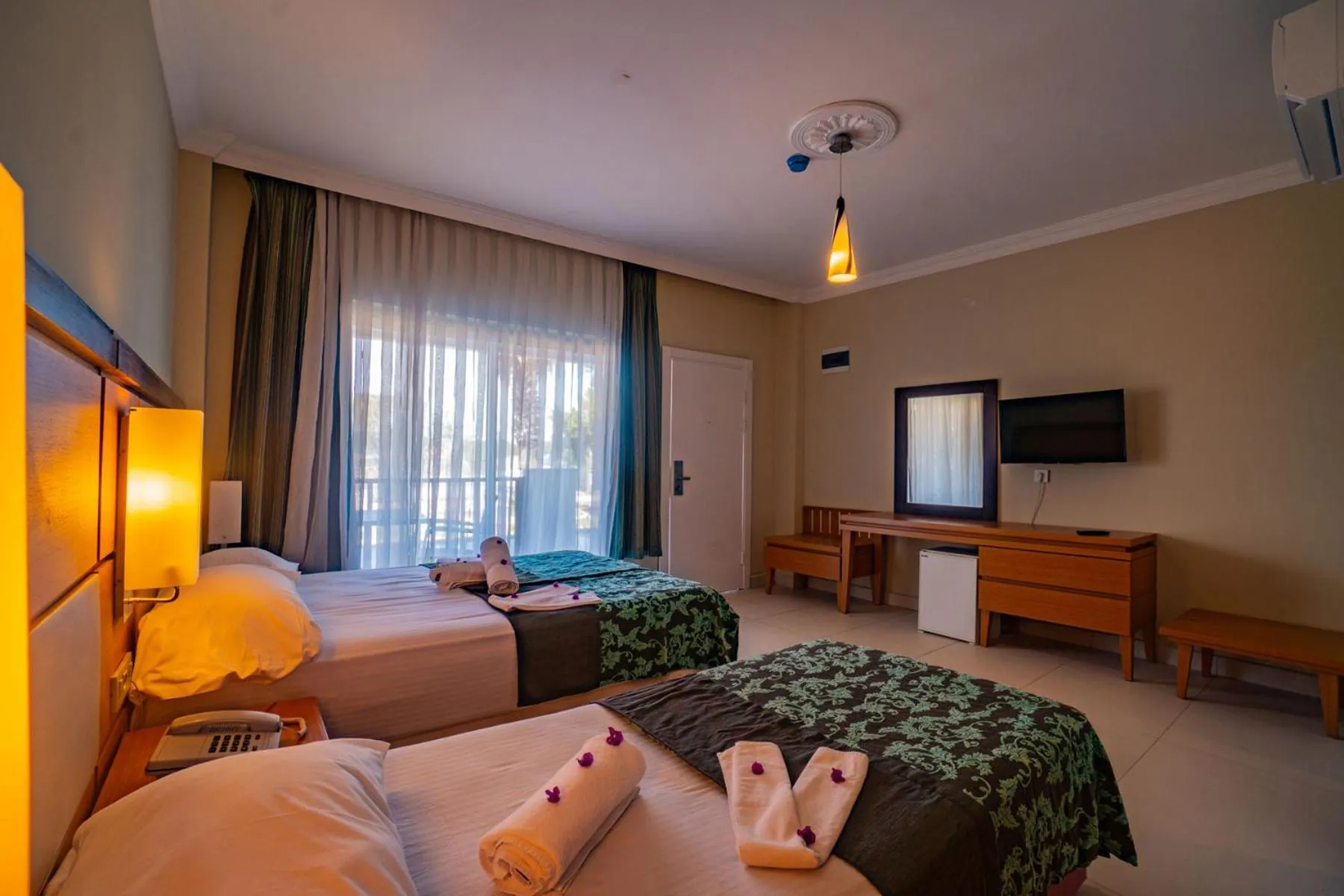 Bed in Prenses Sealine Beach Hotel