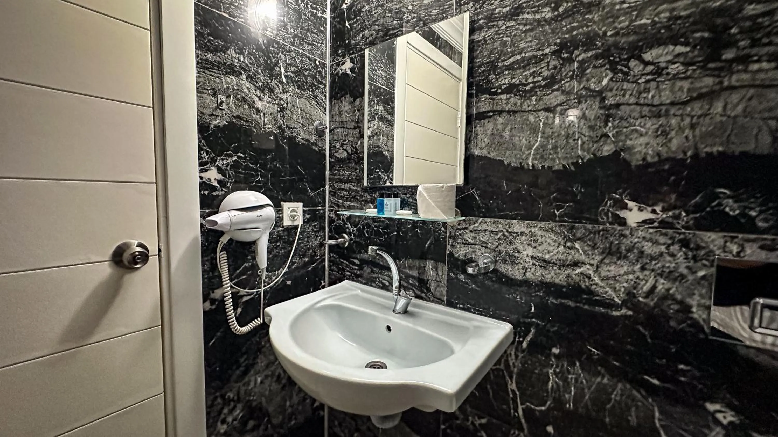 Shower in Prenses Sealine Beach Hotel