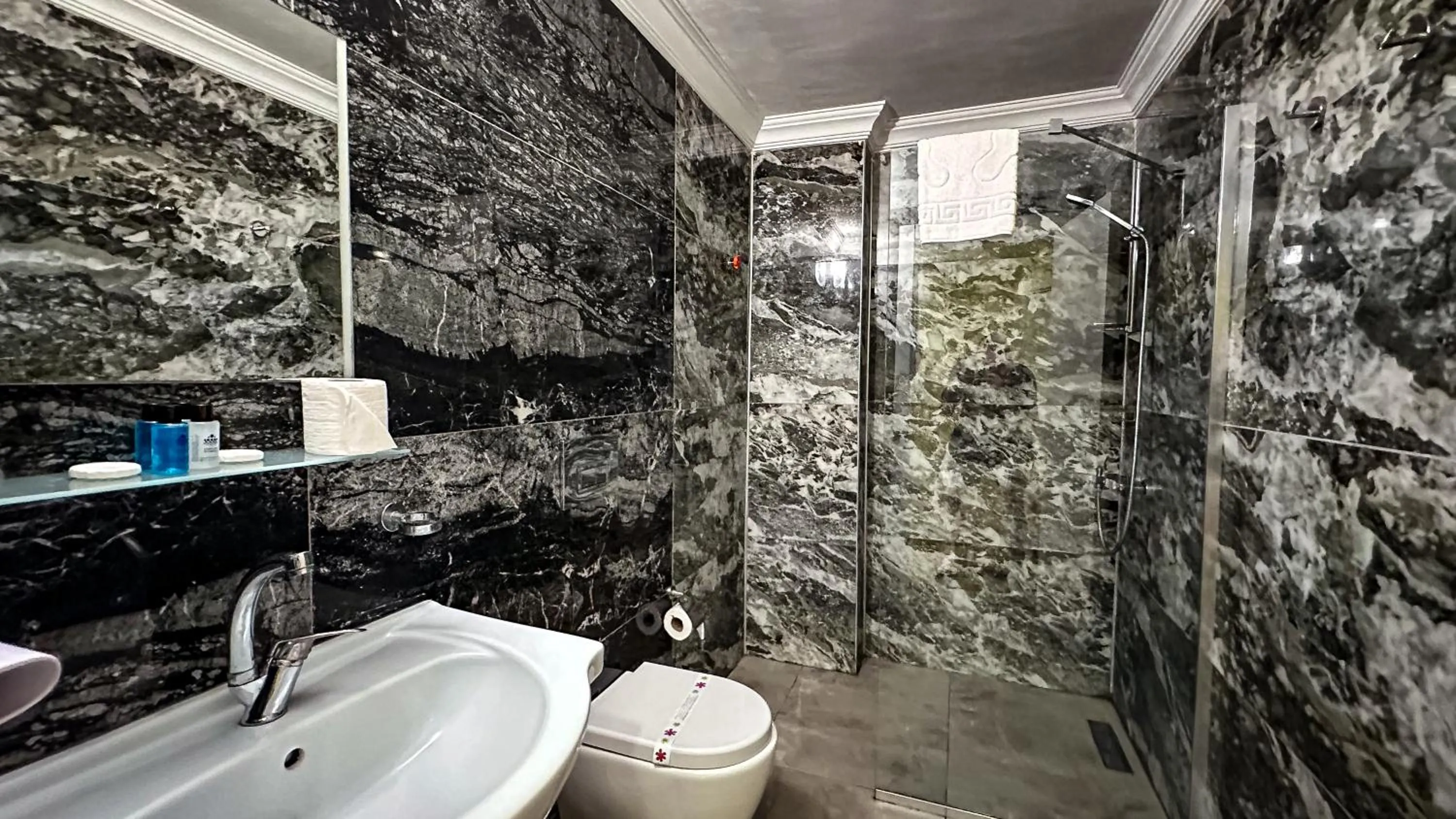 Shower in Prenses Sealine Beach Hotel