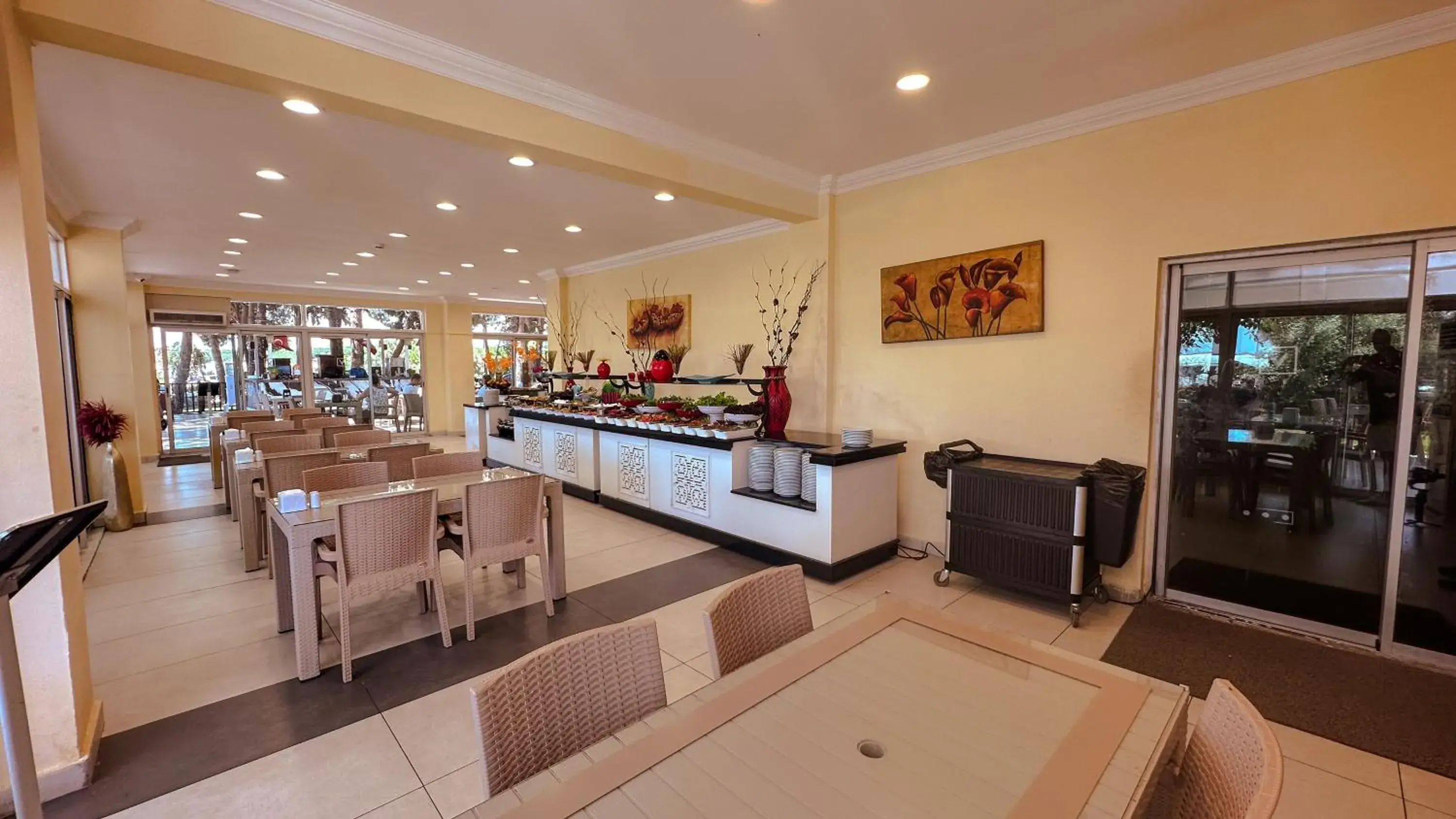 Restaurant/places to eat in Prenses Sealine Beach Hotel Restaurant/places to eat in Prenses Sealine Beach Hotel