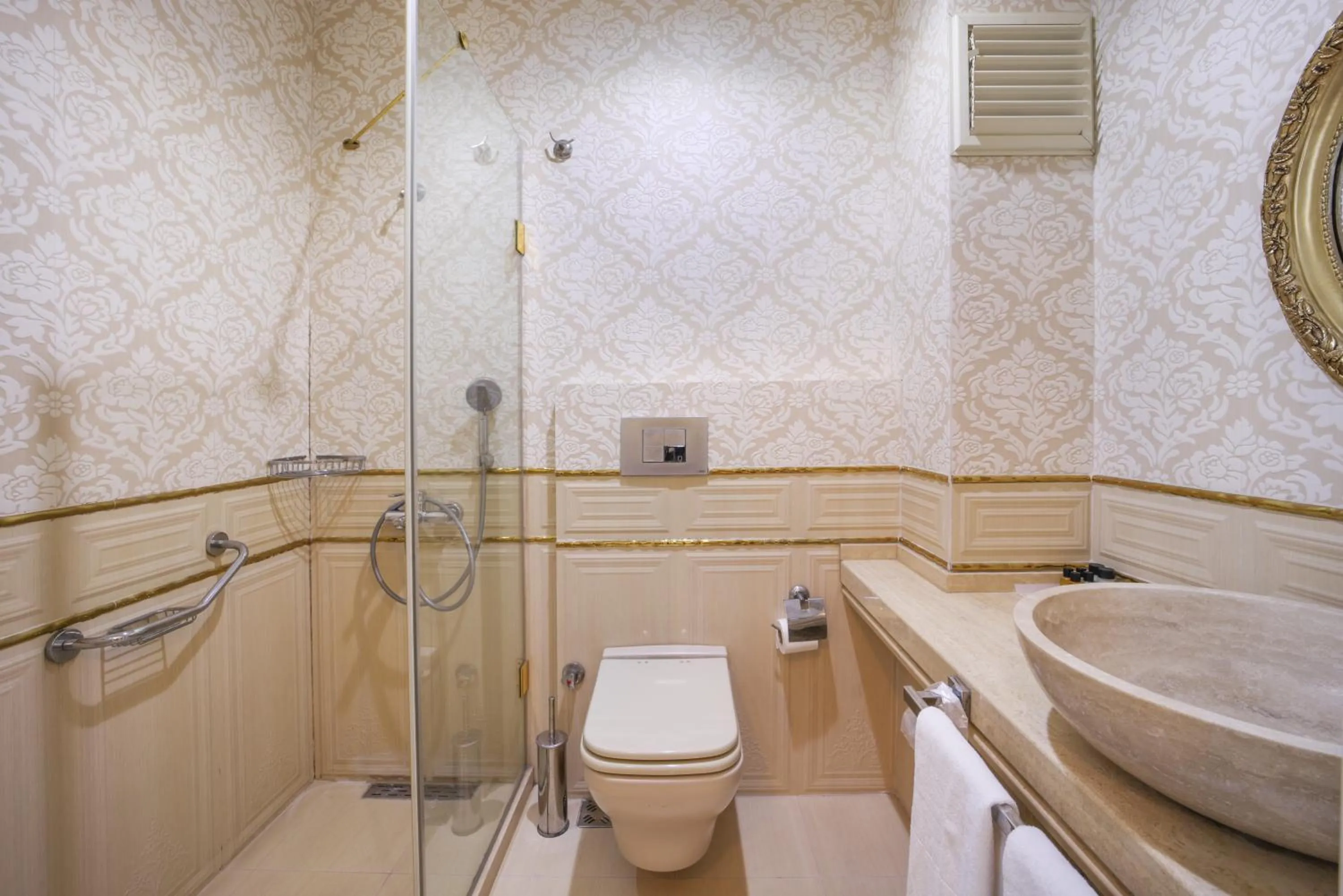 Shower in Hotel Fresia Istanbul