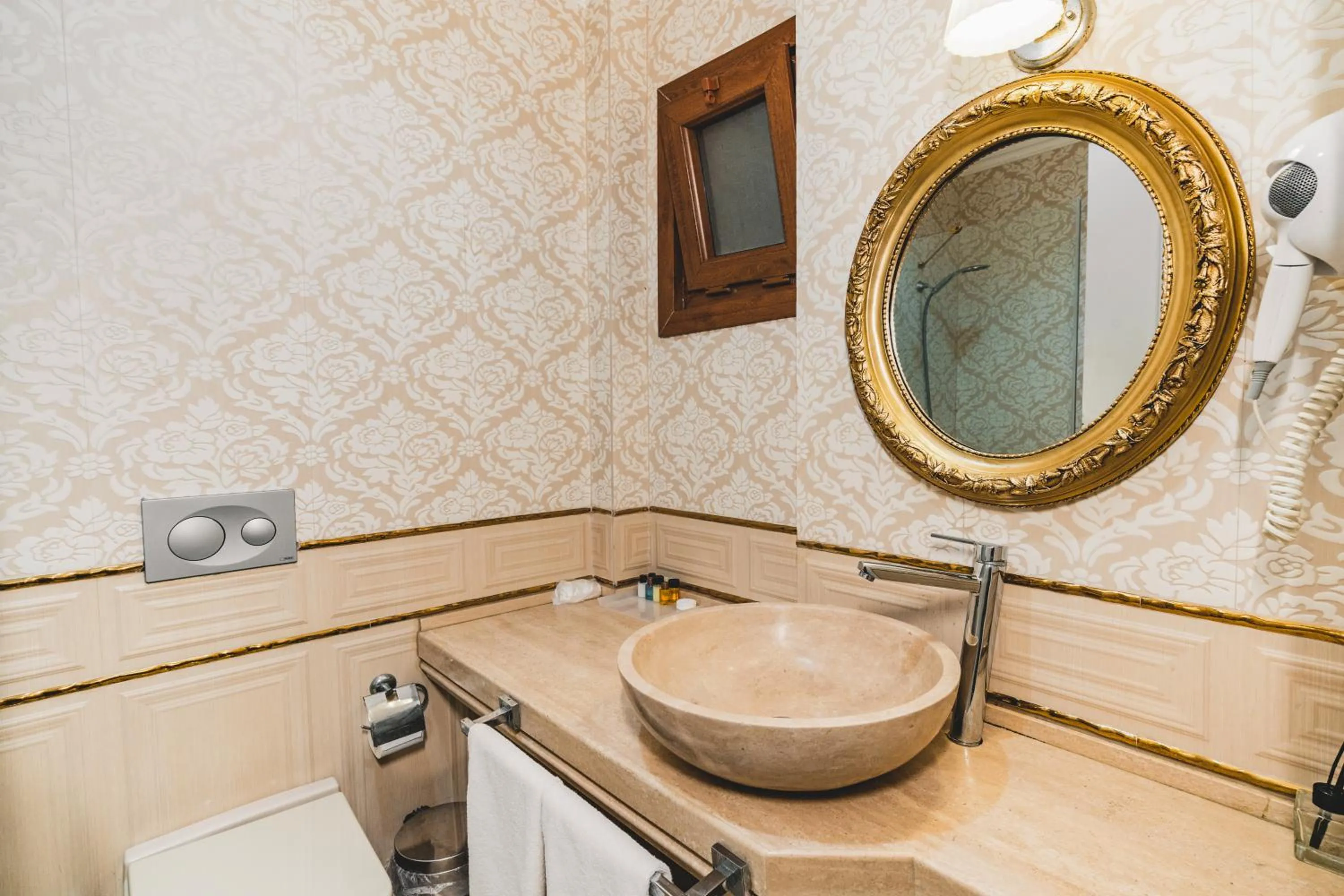 Toilet in Hotel Fresia Istanbul