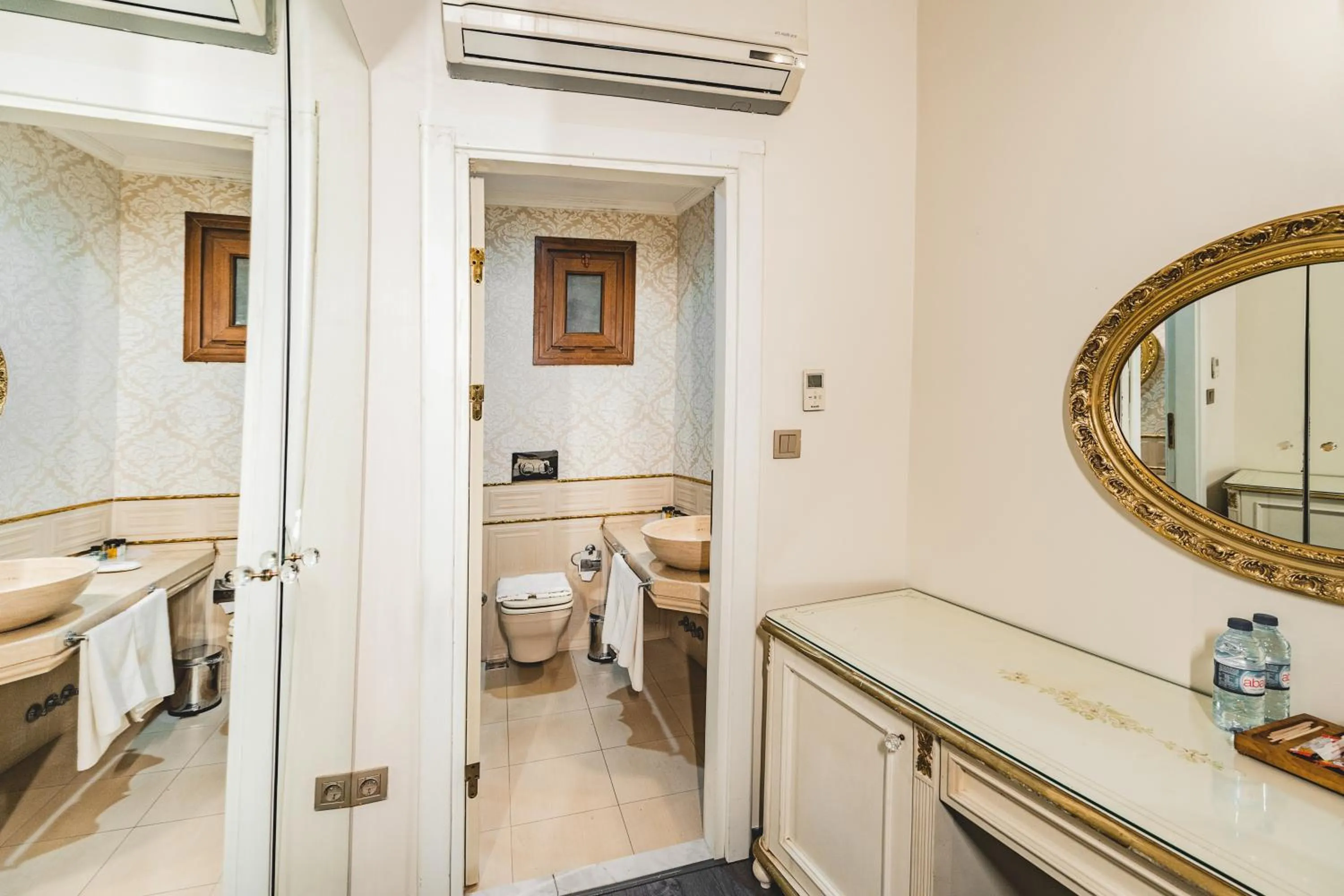 Toilet, Bed in Hotel Fresia Istanbul