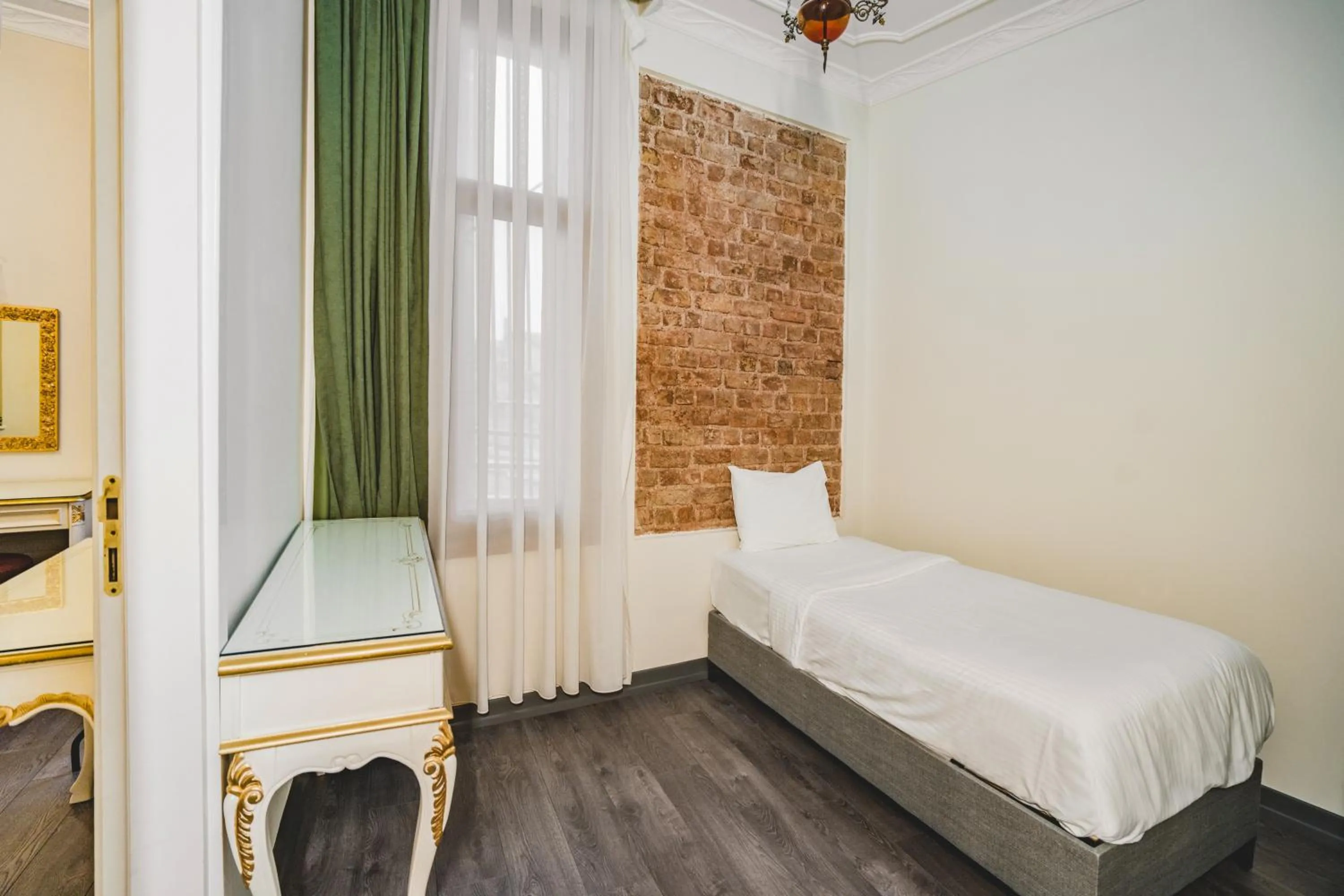 Bed in Hotel Fresia Istanbul