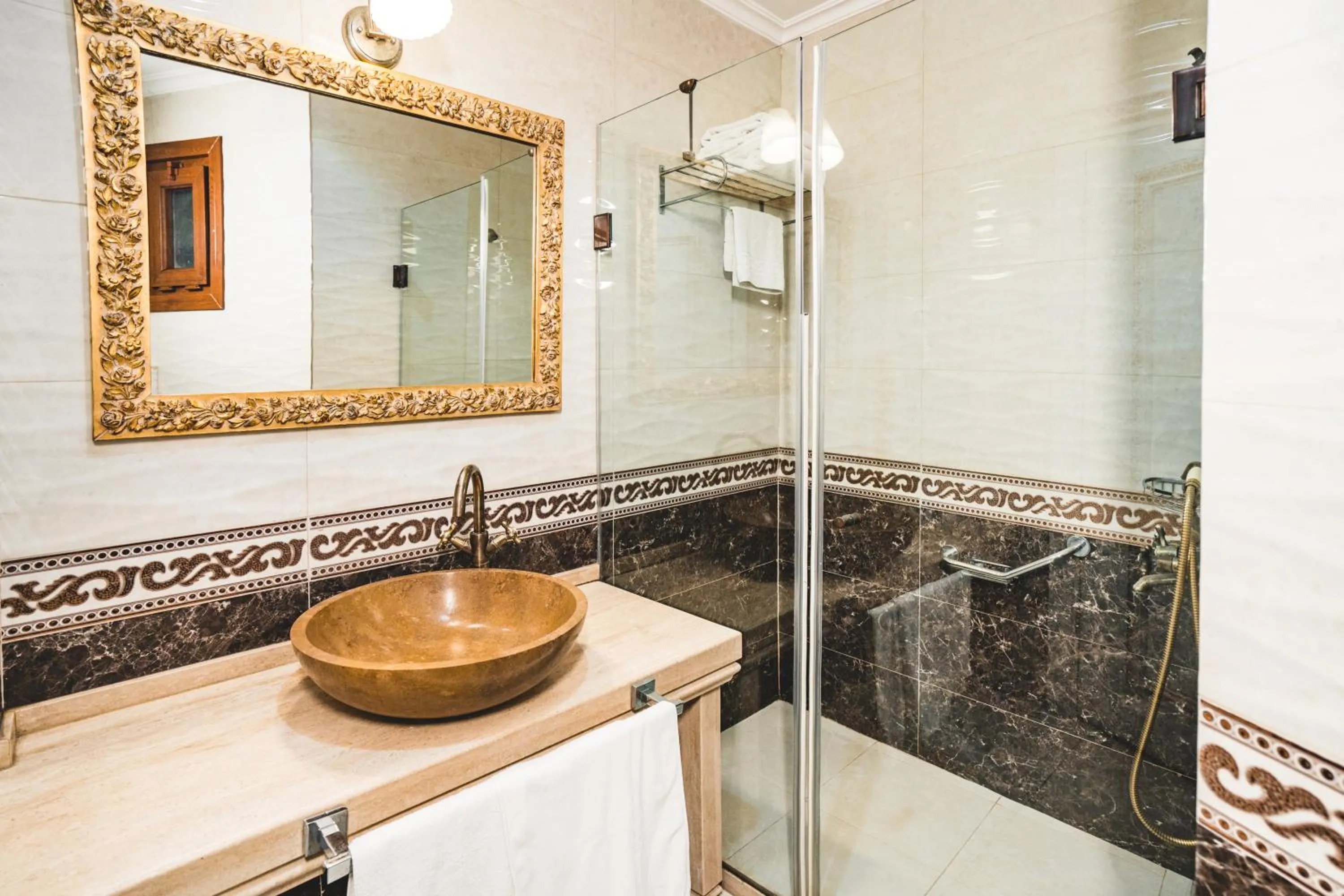 Shower in Hotel Fresia Istanbul