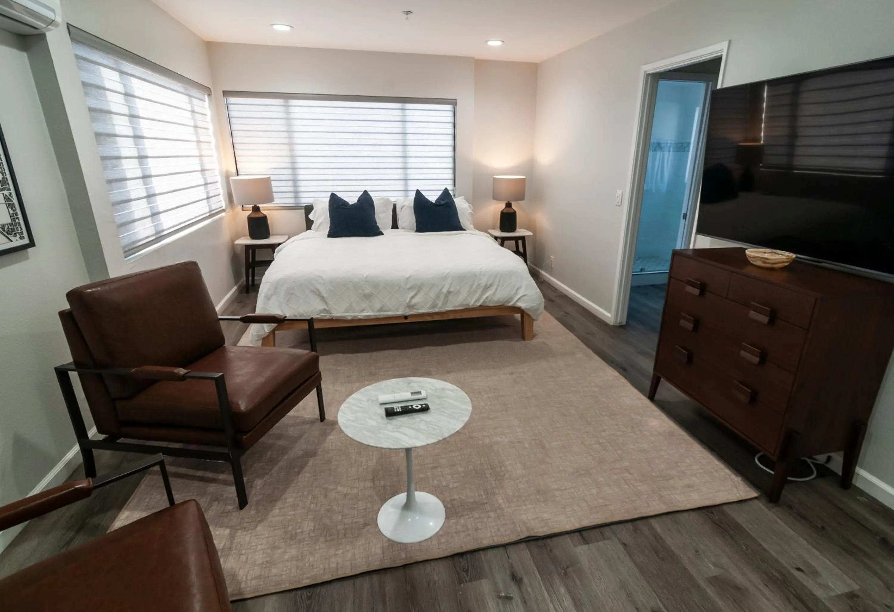 Bed in 50 M to Sand LGB 2 King Suites