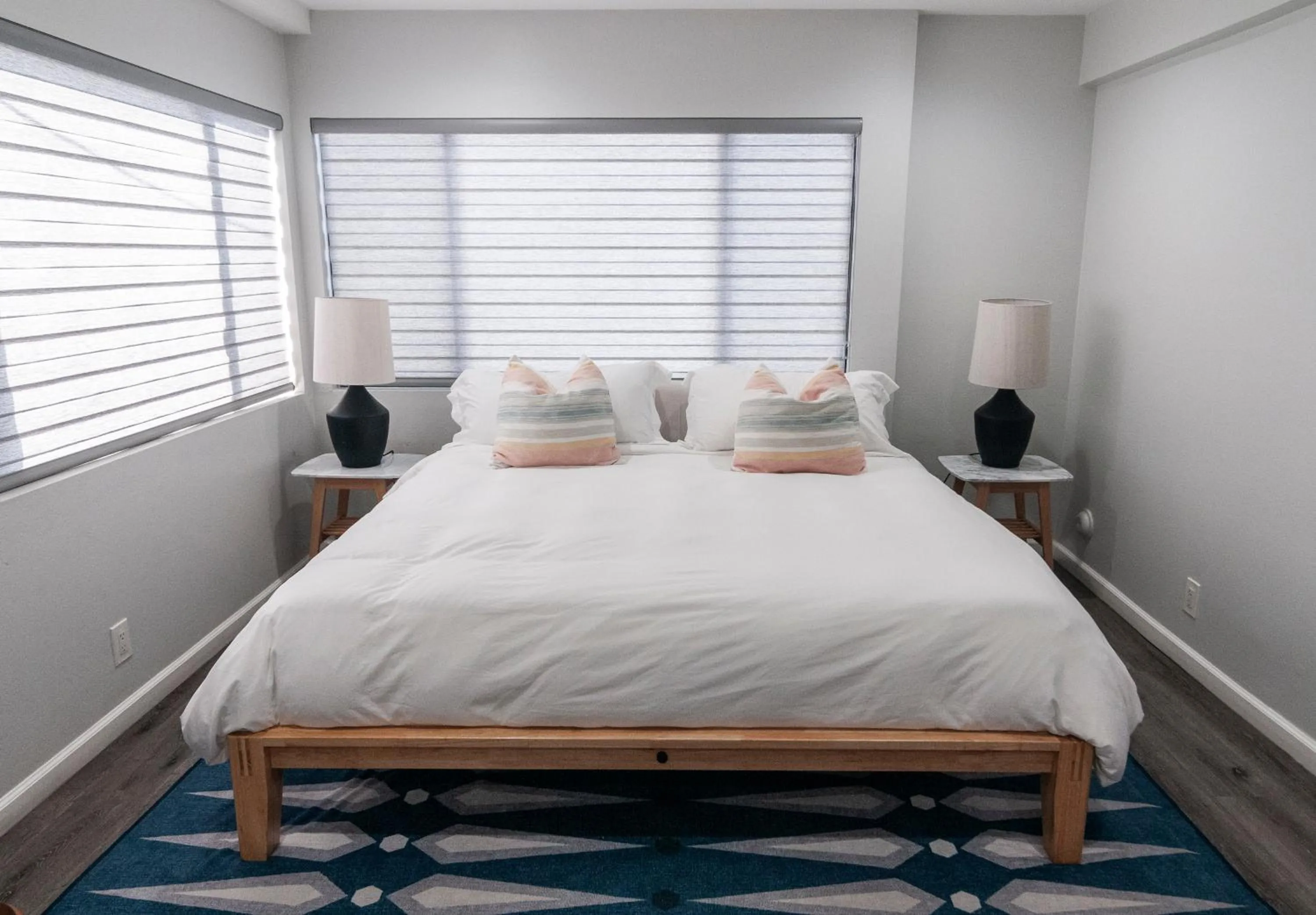 Bed in 50 M to Sand LGB 2 King Suites