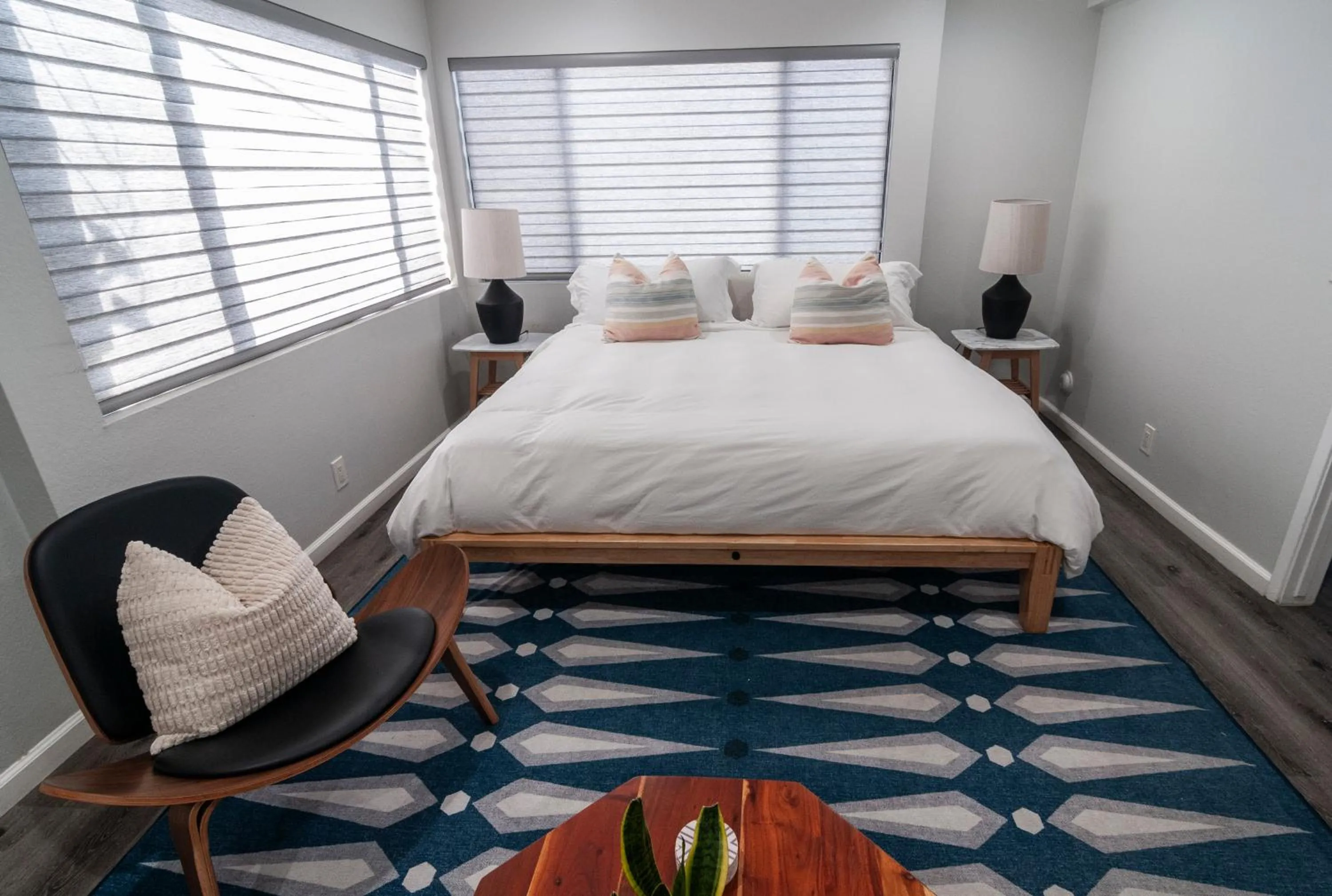 Bed in 50 M to Sand LGB 2 King Suites