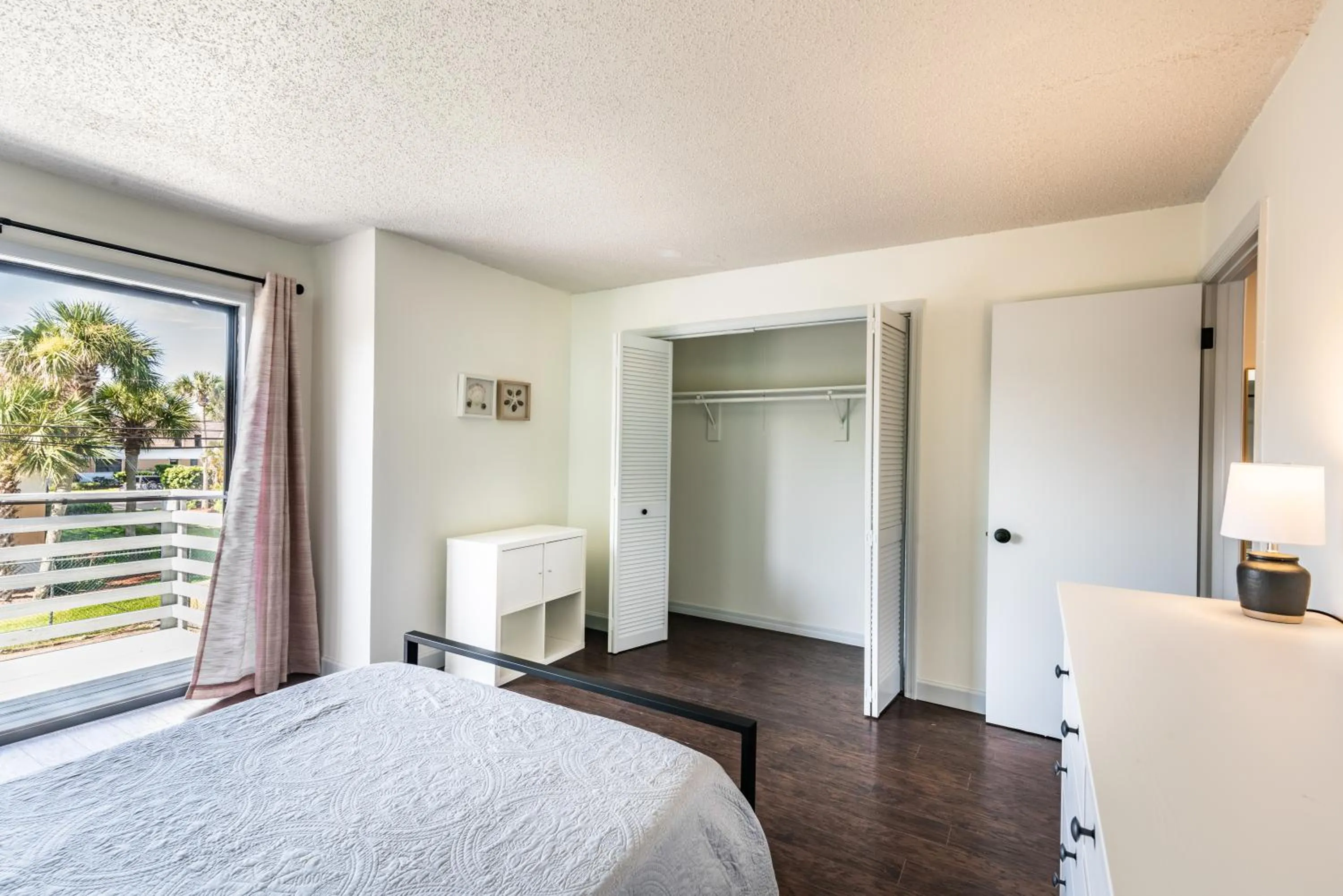 Bedroom, Bed in Amazing 2 Bedroom Townhouse near beach