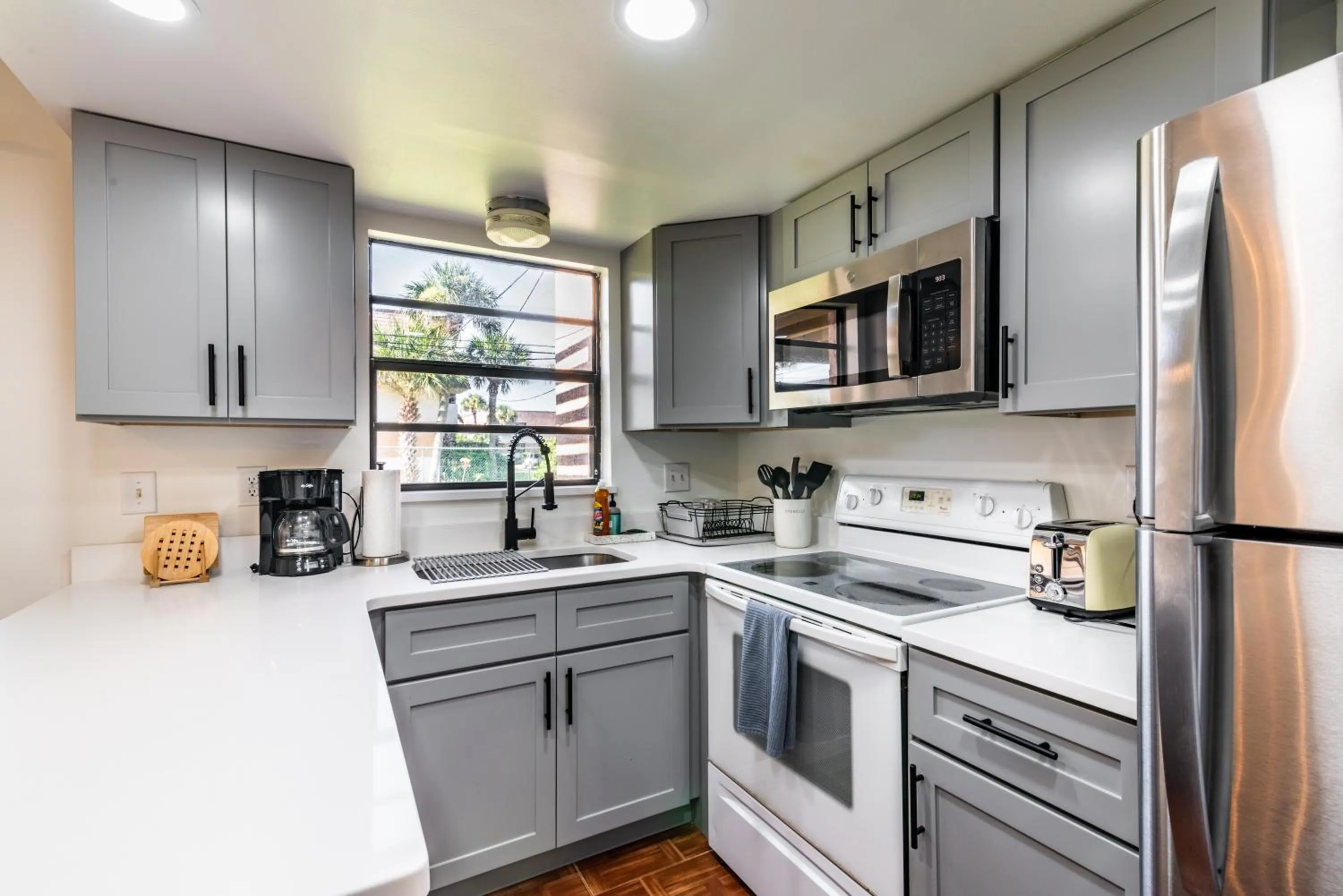 Kitchen or kitchenette in Amazing 2 Bedroom Townhouse near beach