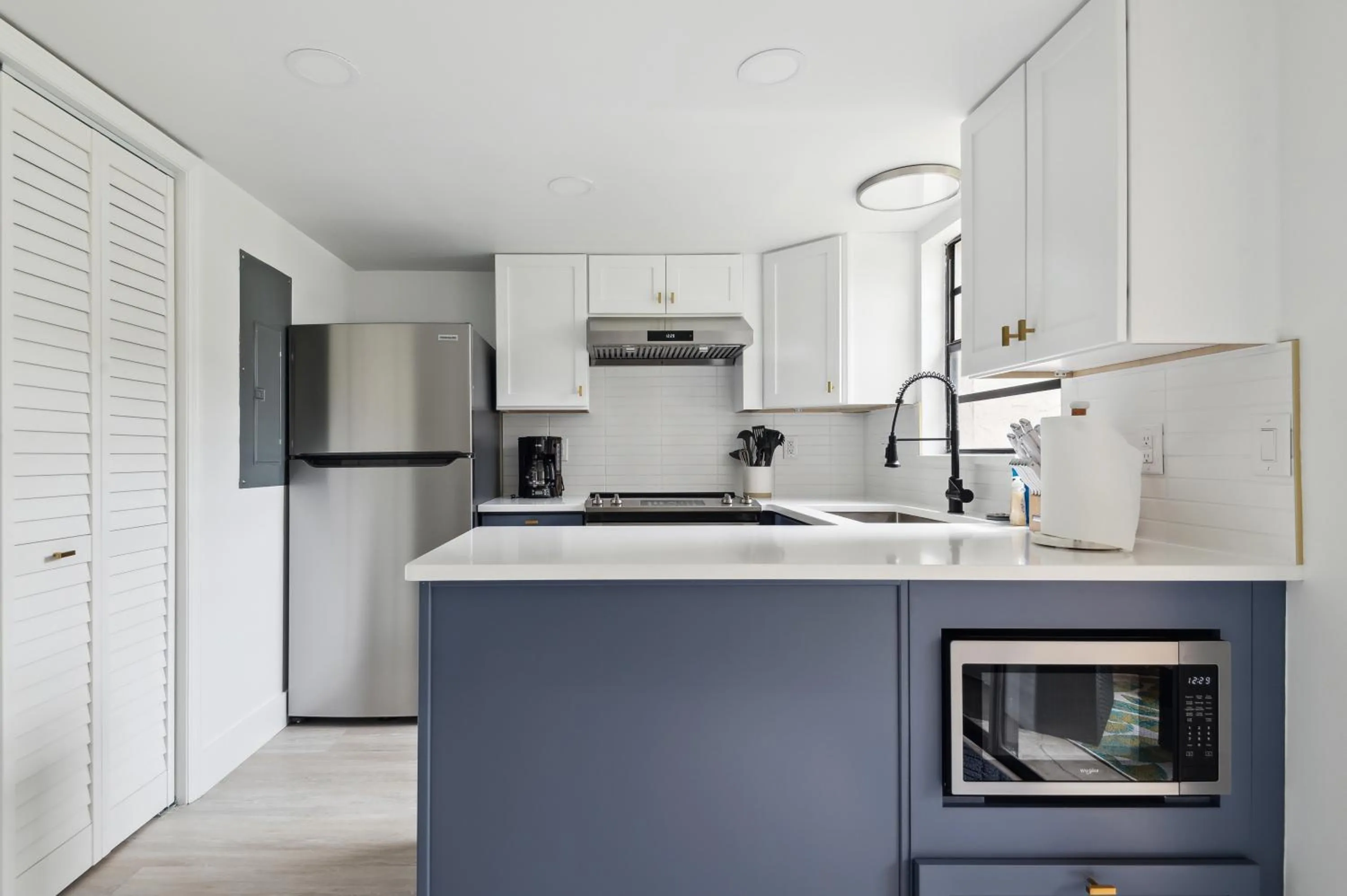 Kitchen or kitchenette in Amazing 2 Bedroom Townhouse near beach