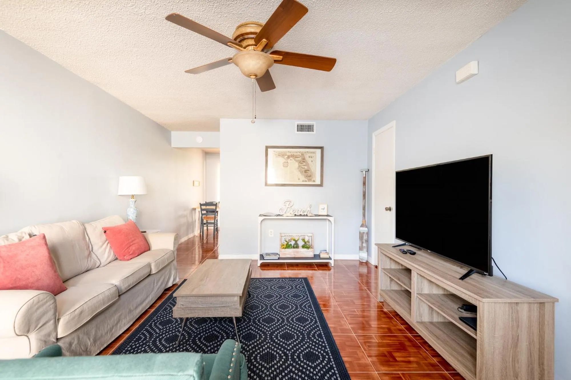 TV and multimedia in Amazing 2 Bedroom Townhouse near beach