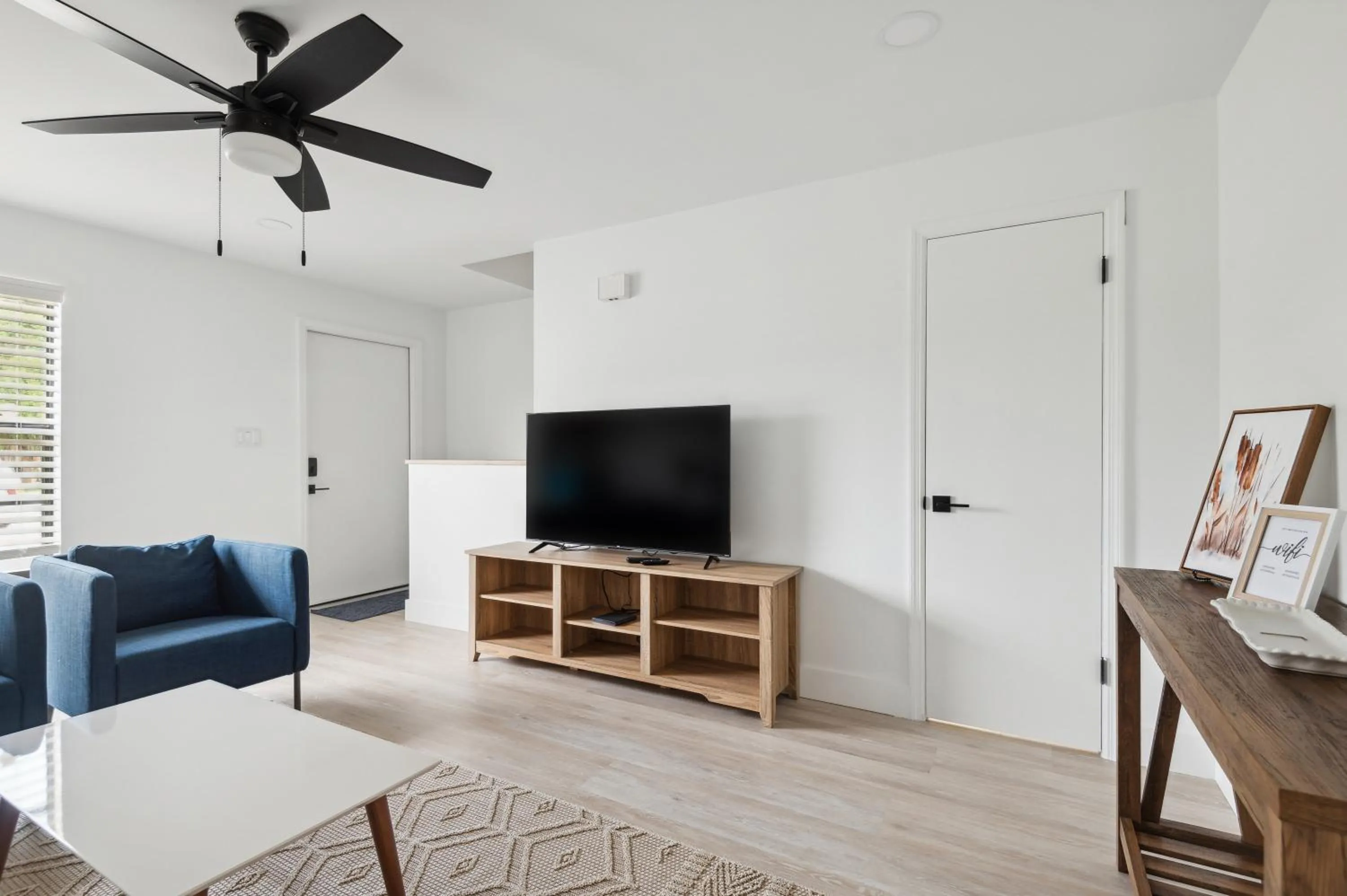 Communal lounge/ TV room in Amazing 2 Bedroom Townhouse near beach