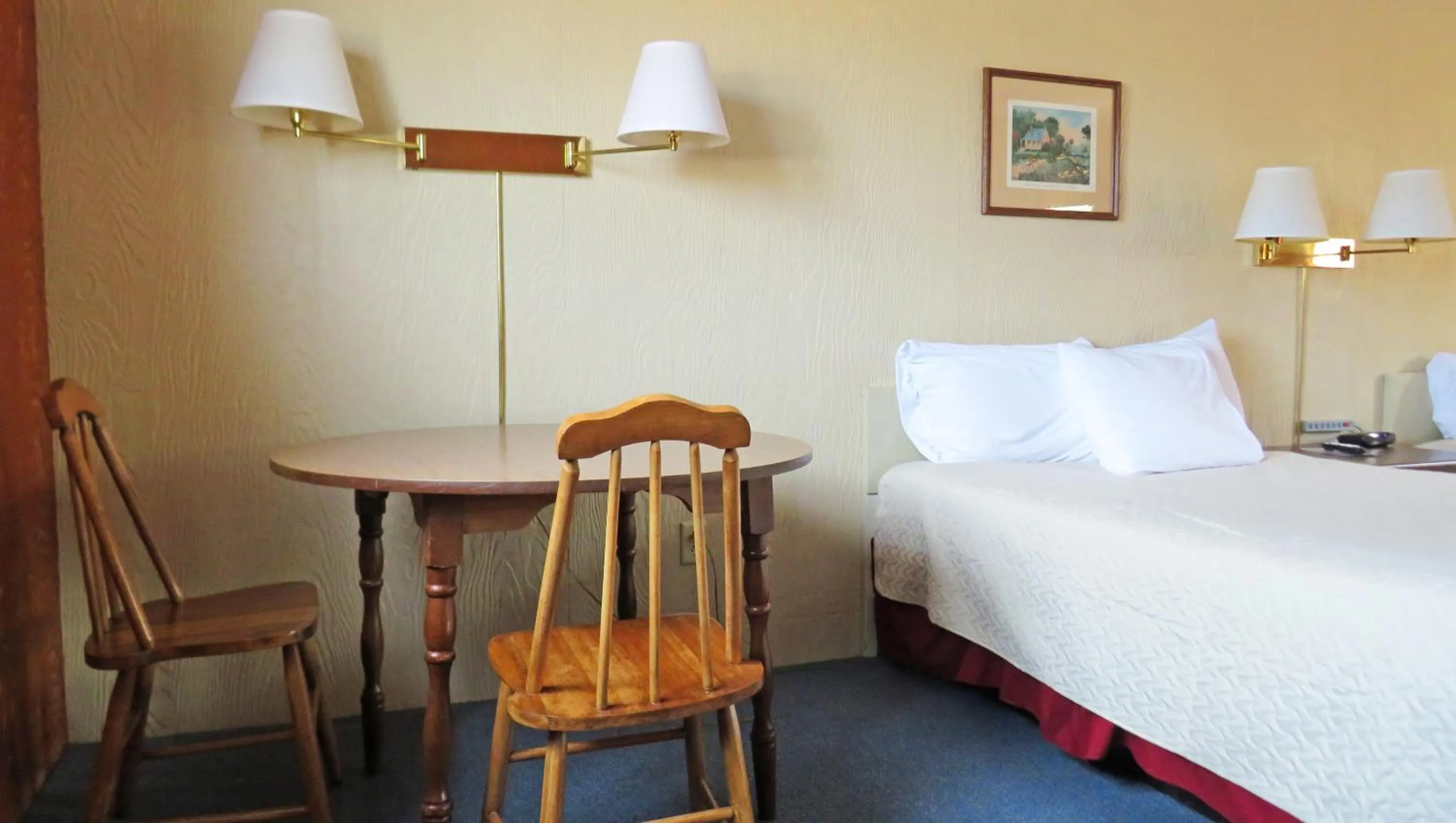 Bed in Indianhead Ironwood Hotel