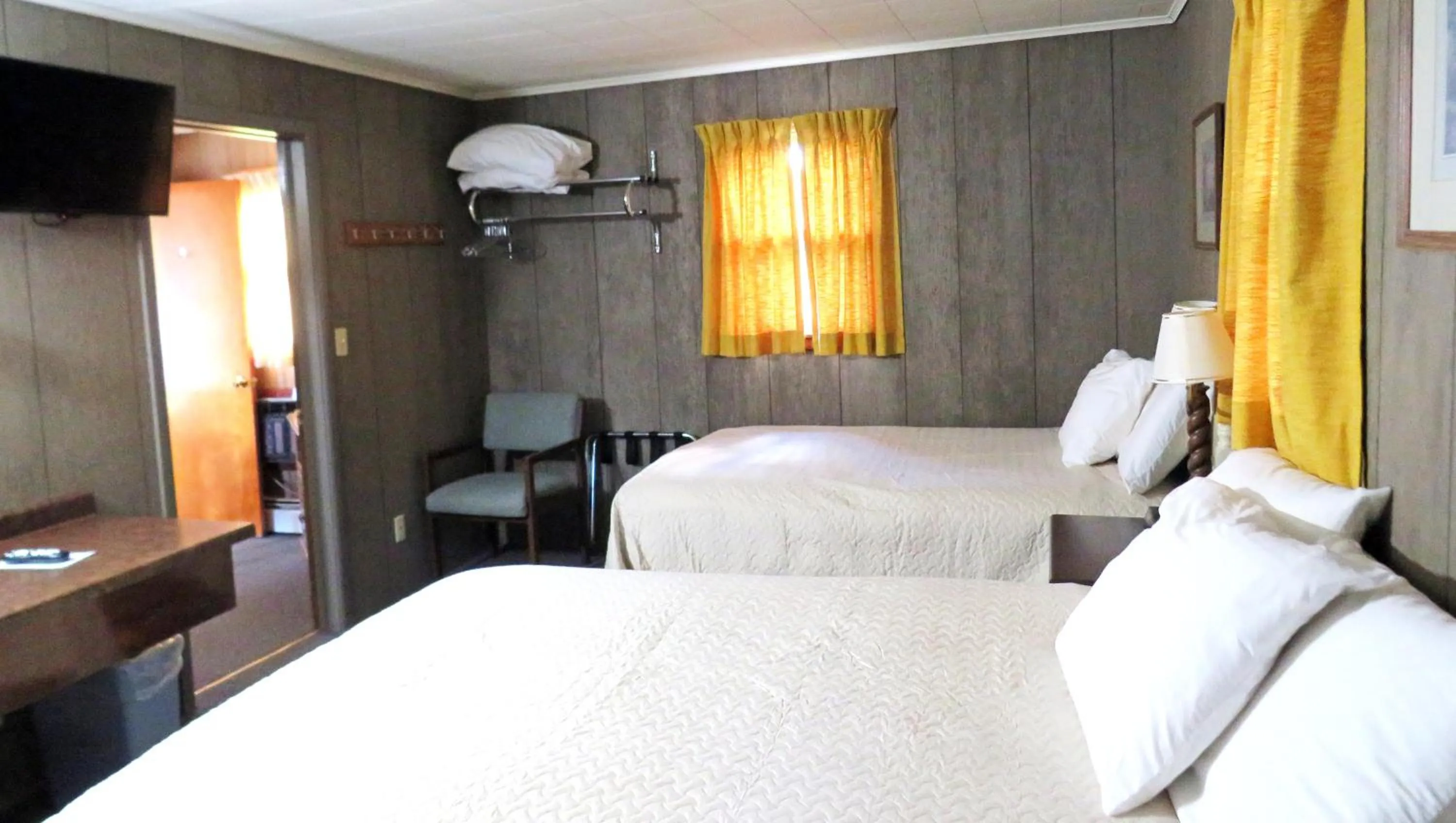 Photo of the whole room, Bed in Indianhead Ironwood Hotel