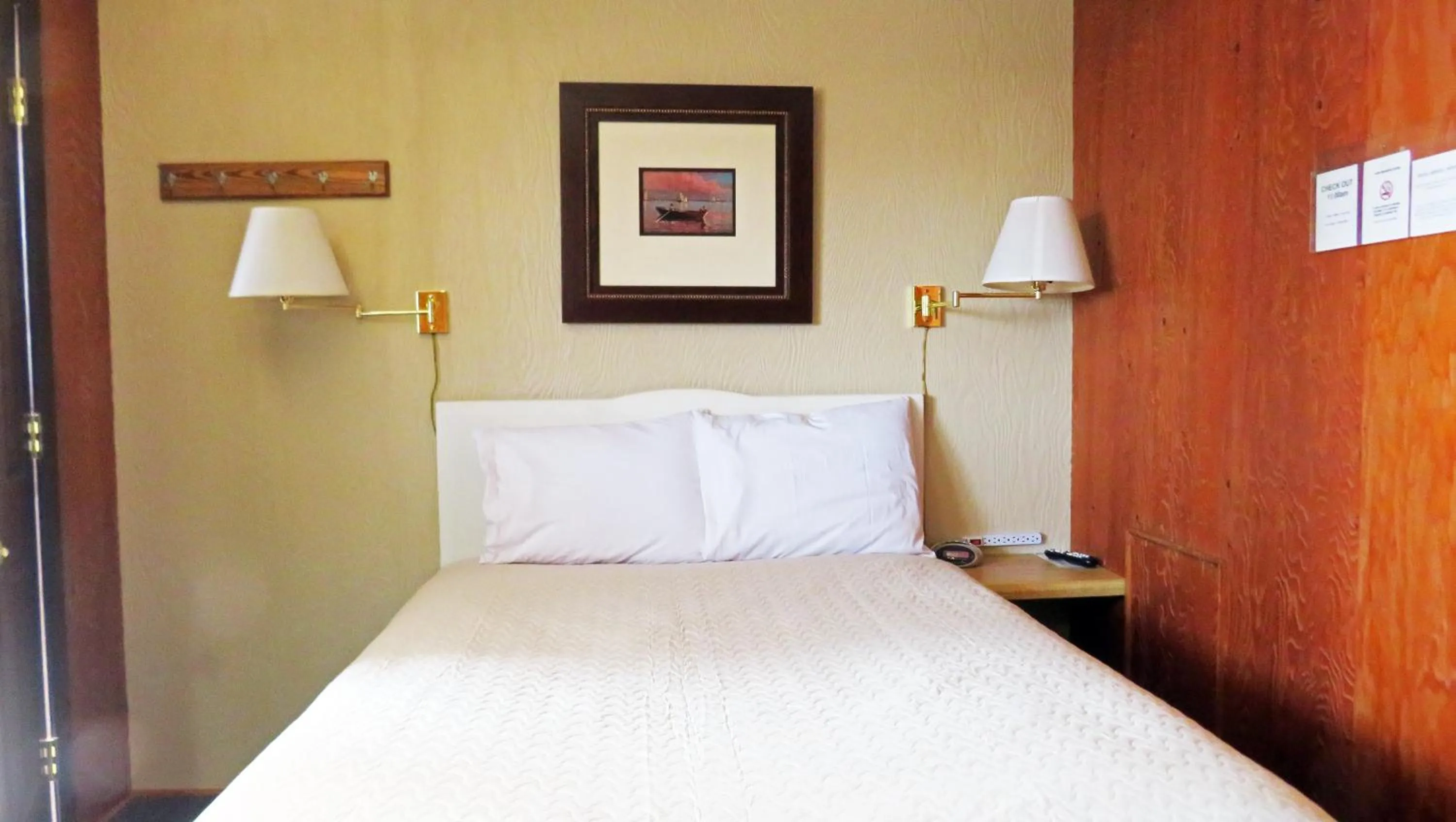 Bed in Indianhead Ironwood Hotel