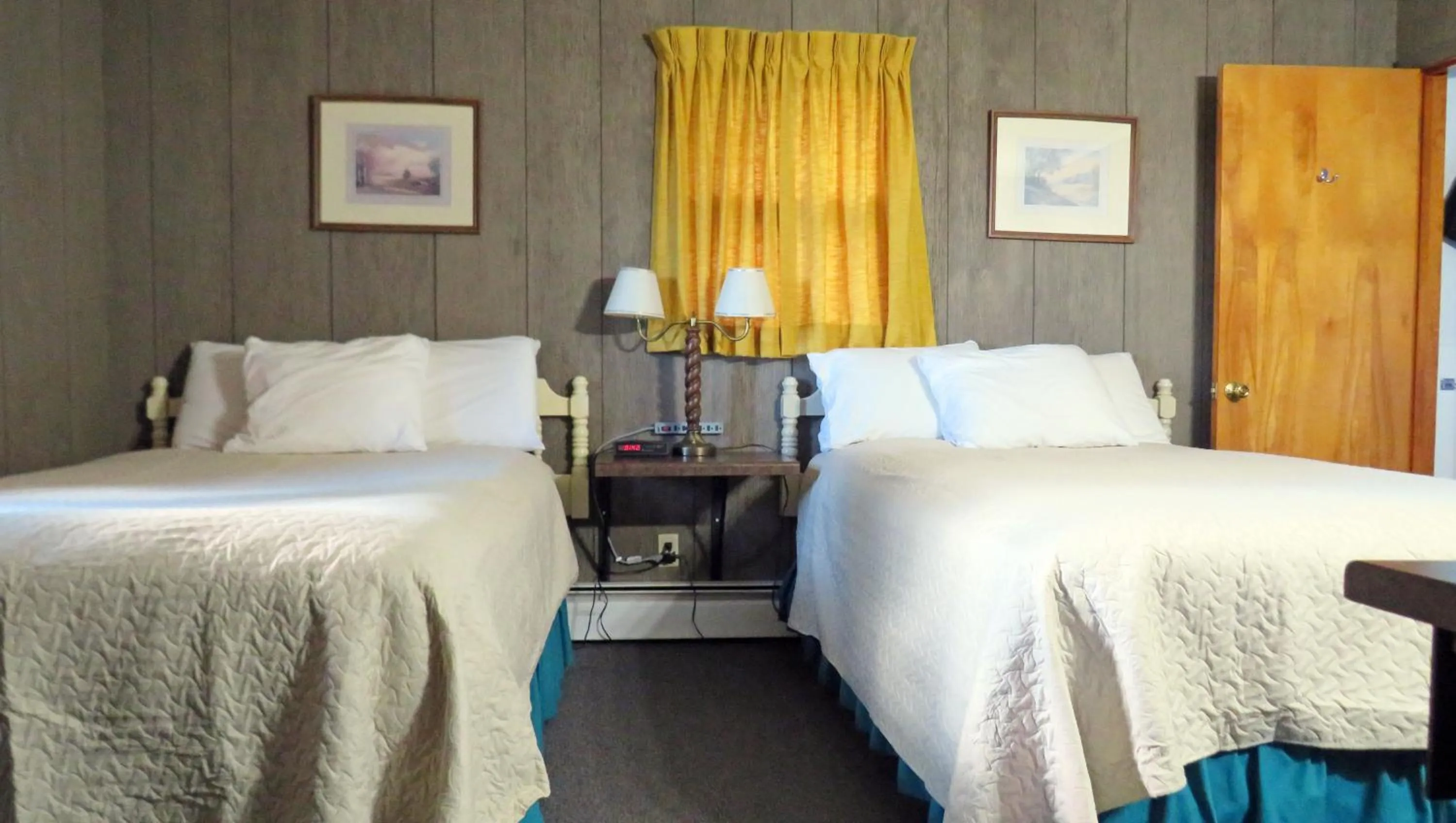 Photo of the whole room, Bed in Indianhead Ironwood Hotel