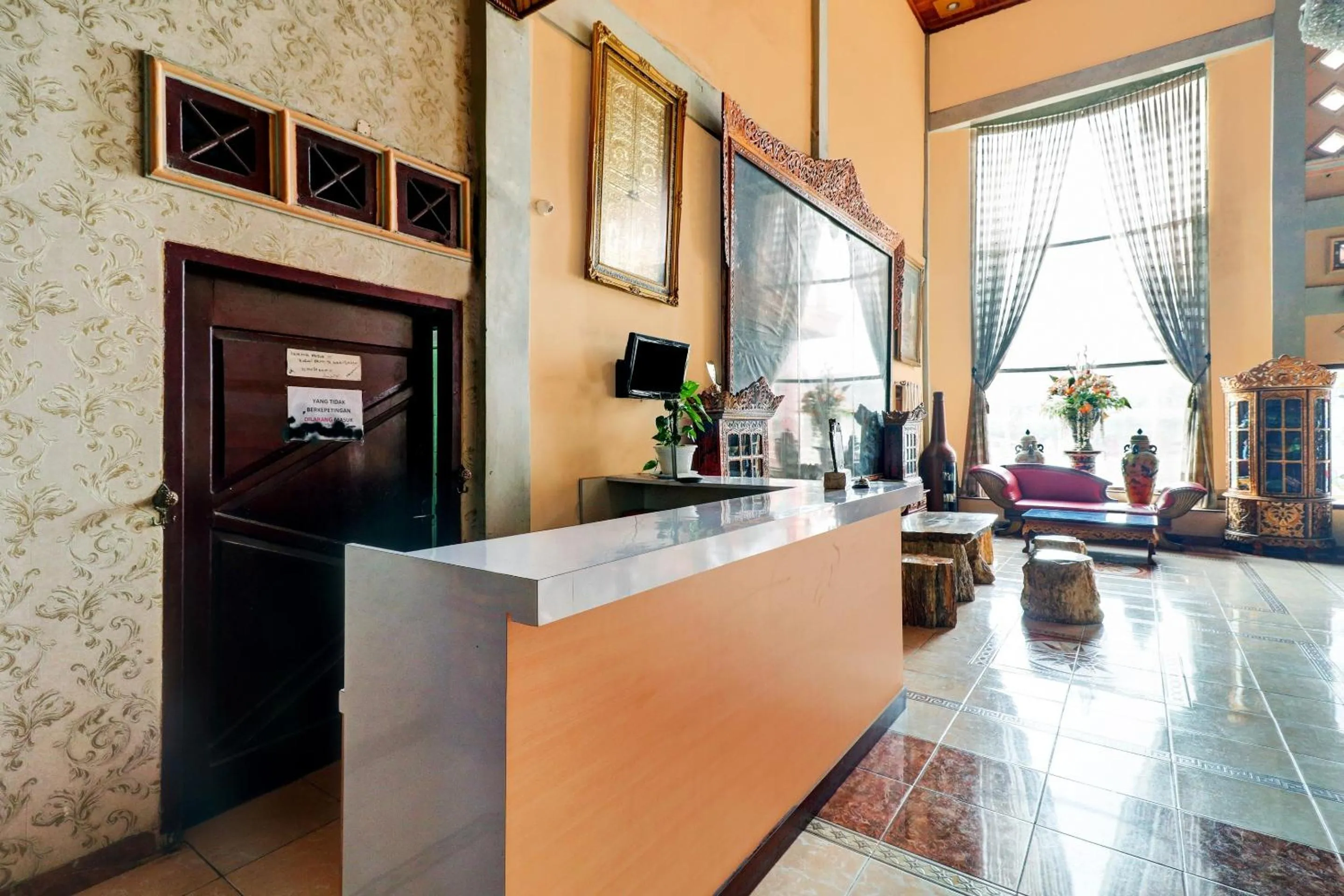 Lobby or reception in OYO Life 11350O Hotel R Cantika Syariah