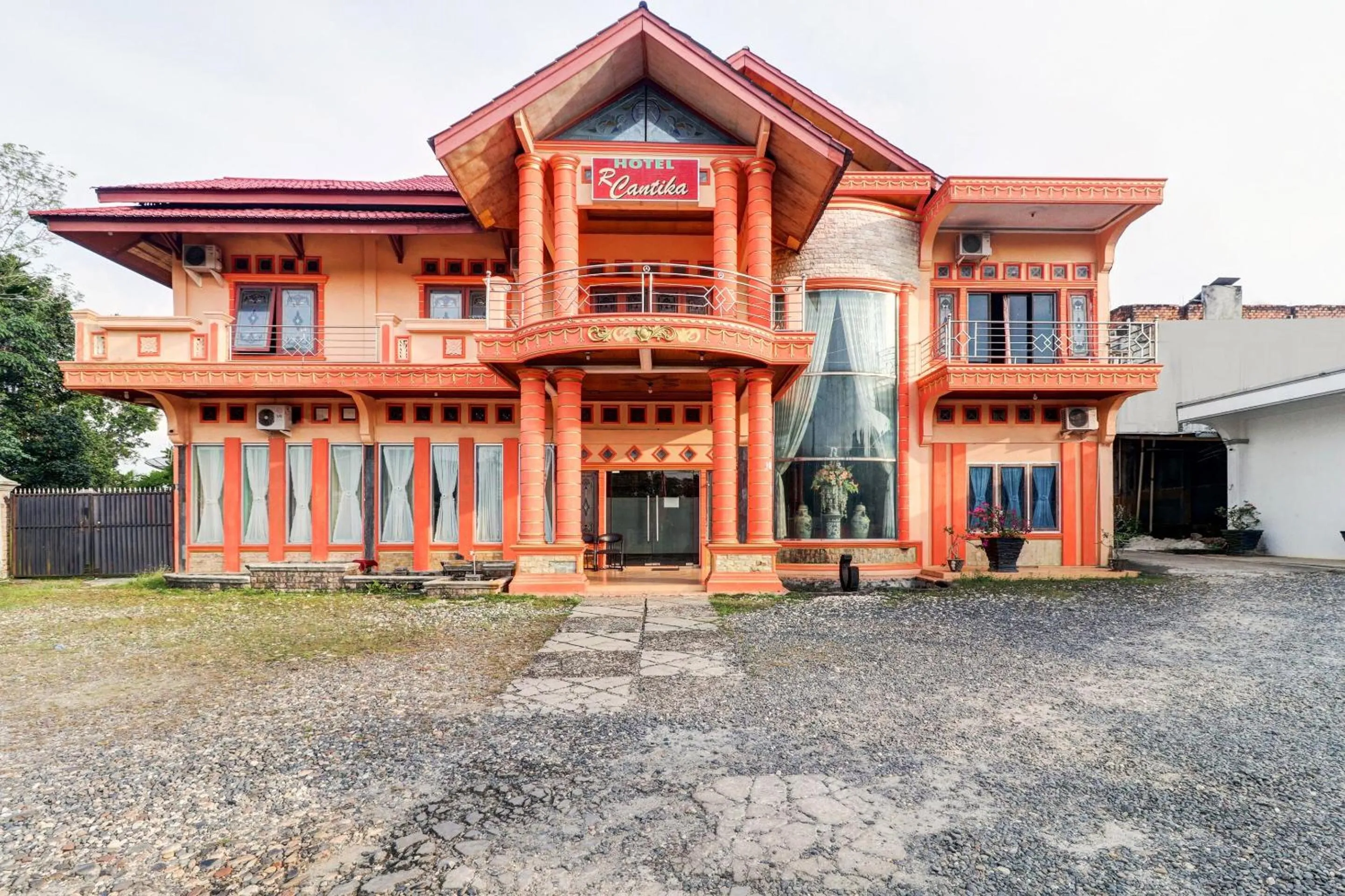 Facade/entrance in OYO Life 11350O Hotel R Cantika Syariah