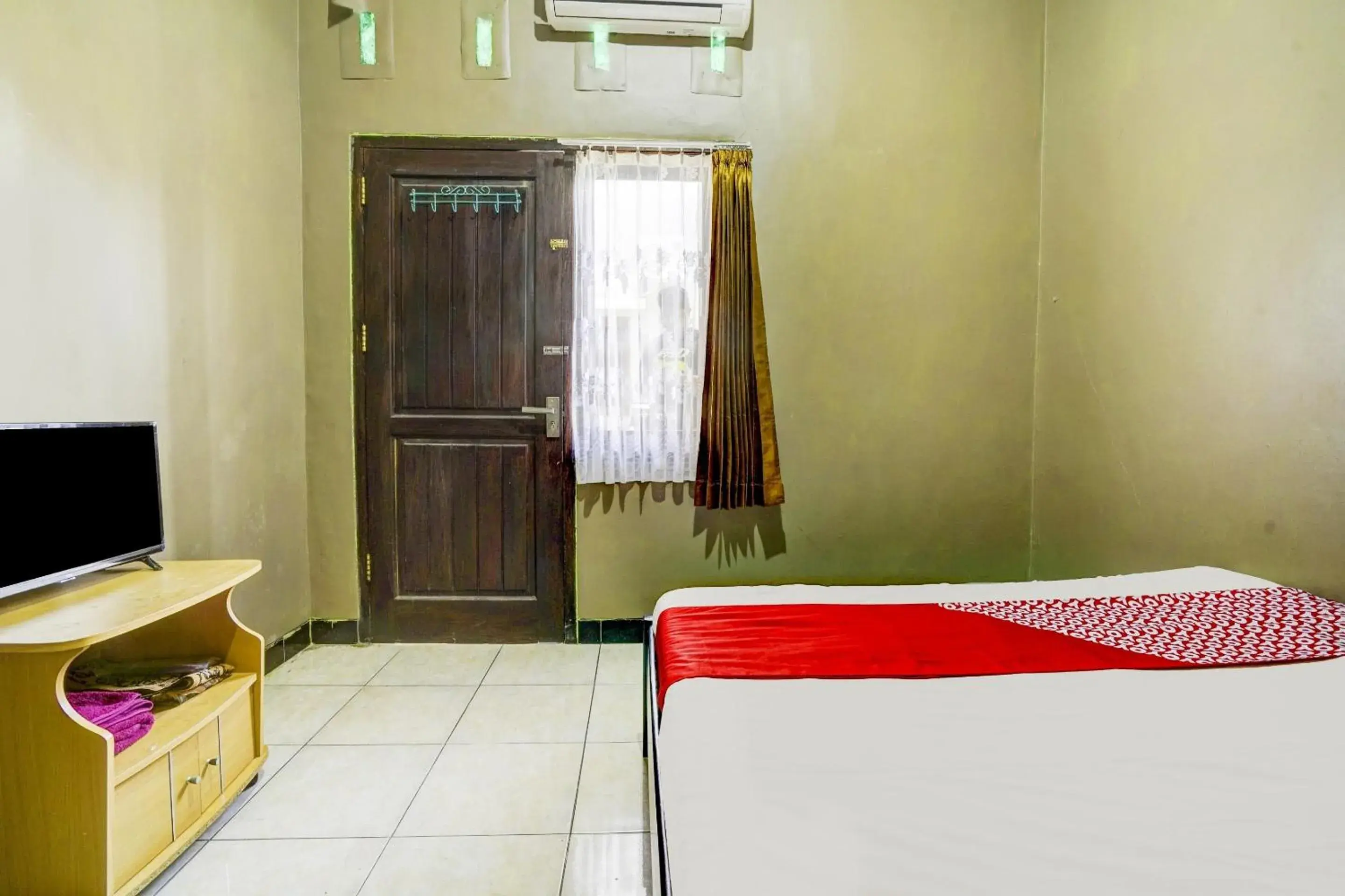 Bedroom, Bed in Hotel O Wisma Al-fahmi Syariah Bedroom, Bed in Hotel O Wisma Al-fahmi Syariah