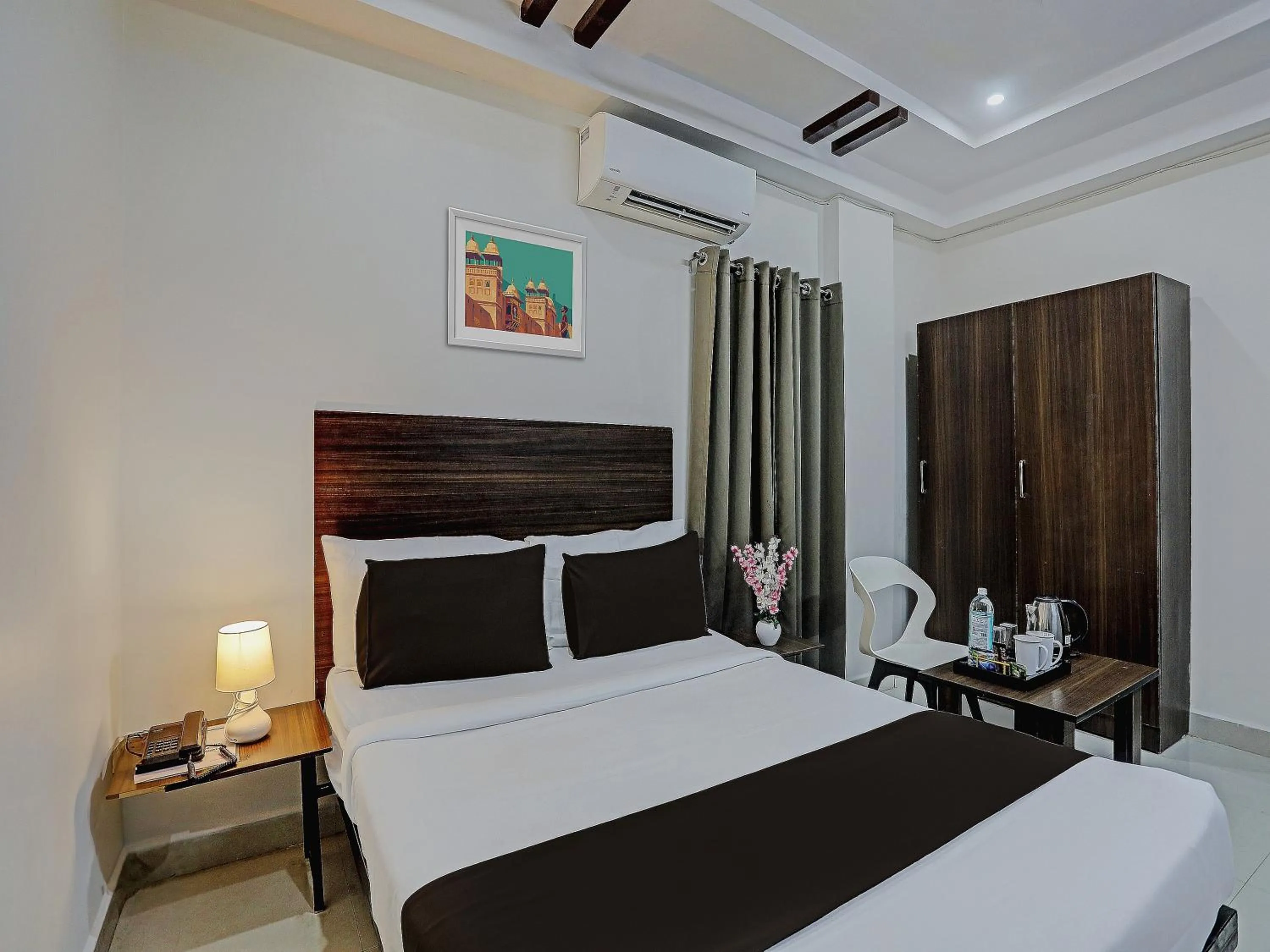 Bedroom in Collection O White House Near KIMS Kondapur.