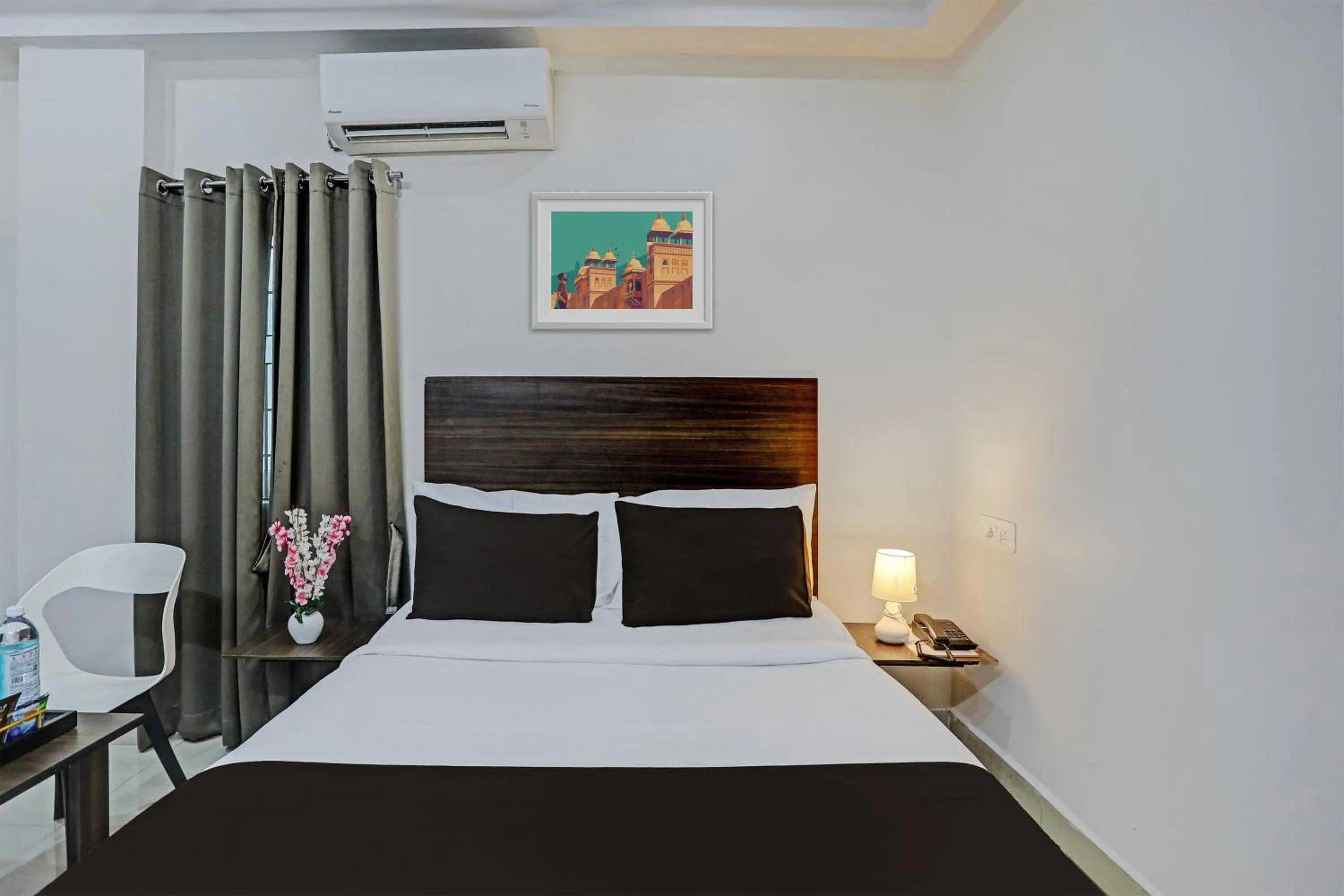 Bedroom in Collection O White House Near KIMS Kondapur.