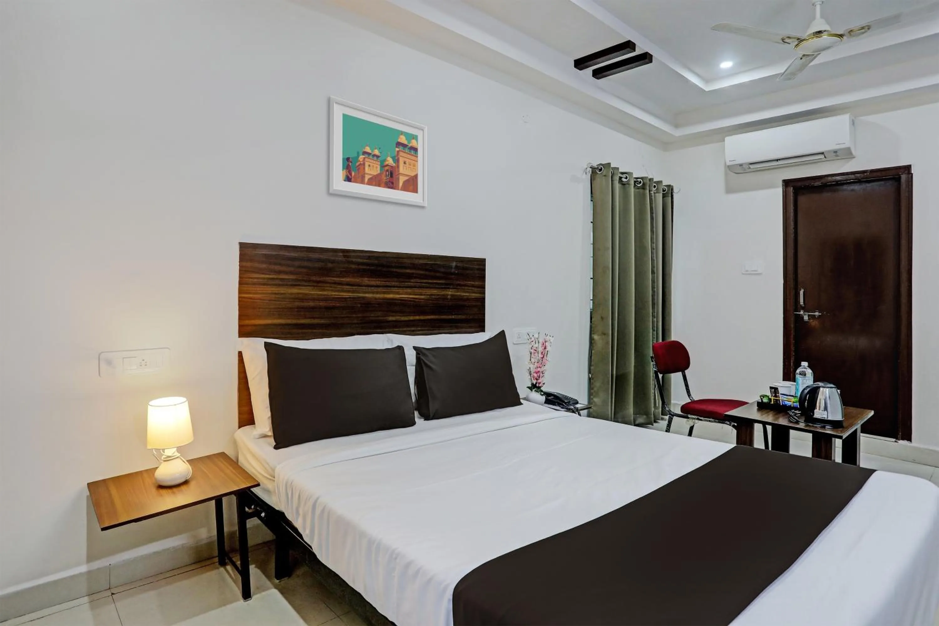 Bedroom in Collection O White House Near KIMS Kondapur.