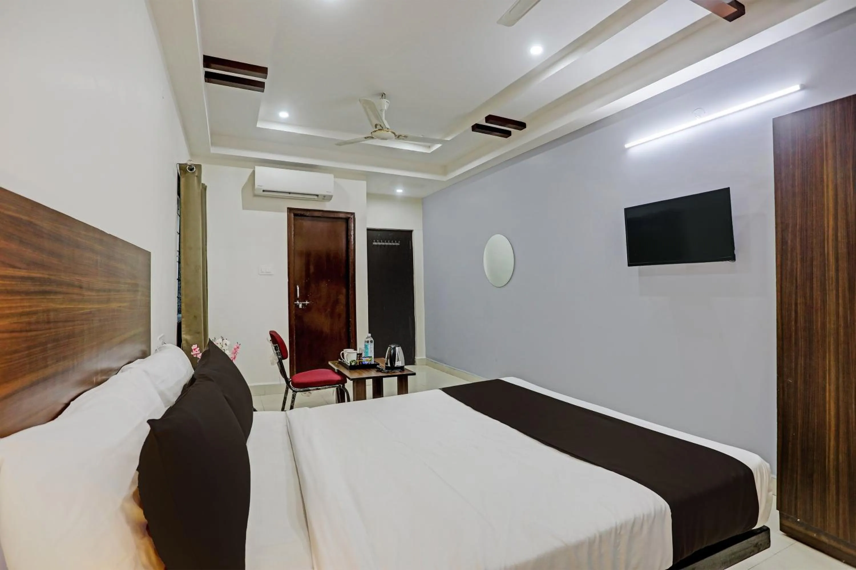 Bedroom in Collection O White House Near KIMS Kondapur.