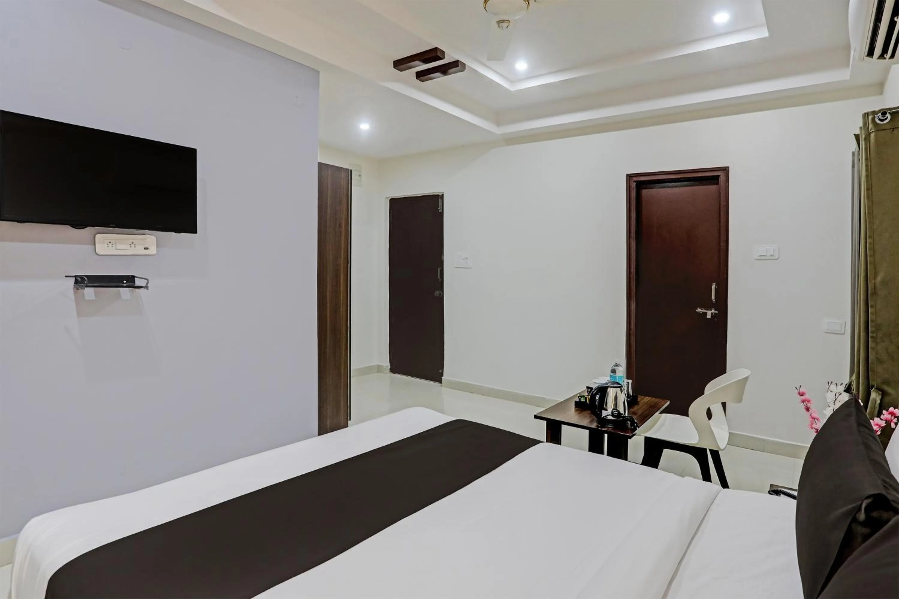 Bedroom in Collection O White House Near KIMS Kondapur.
