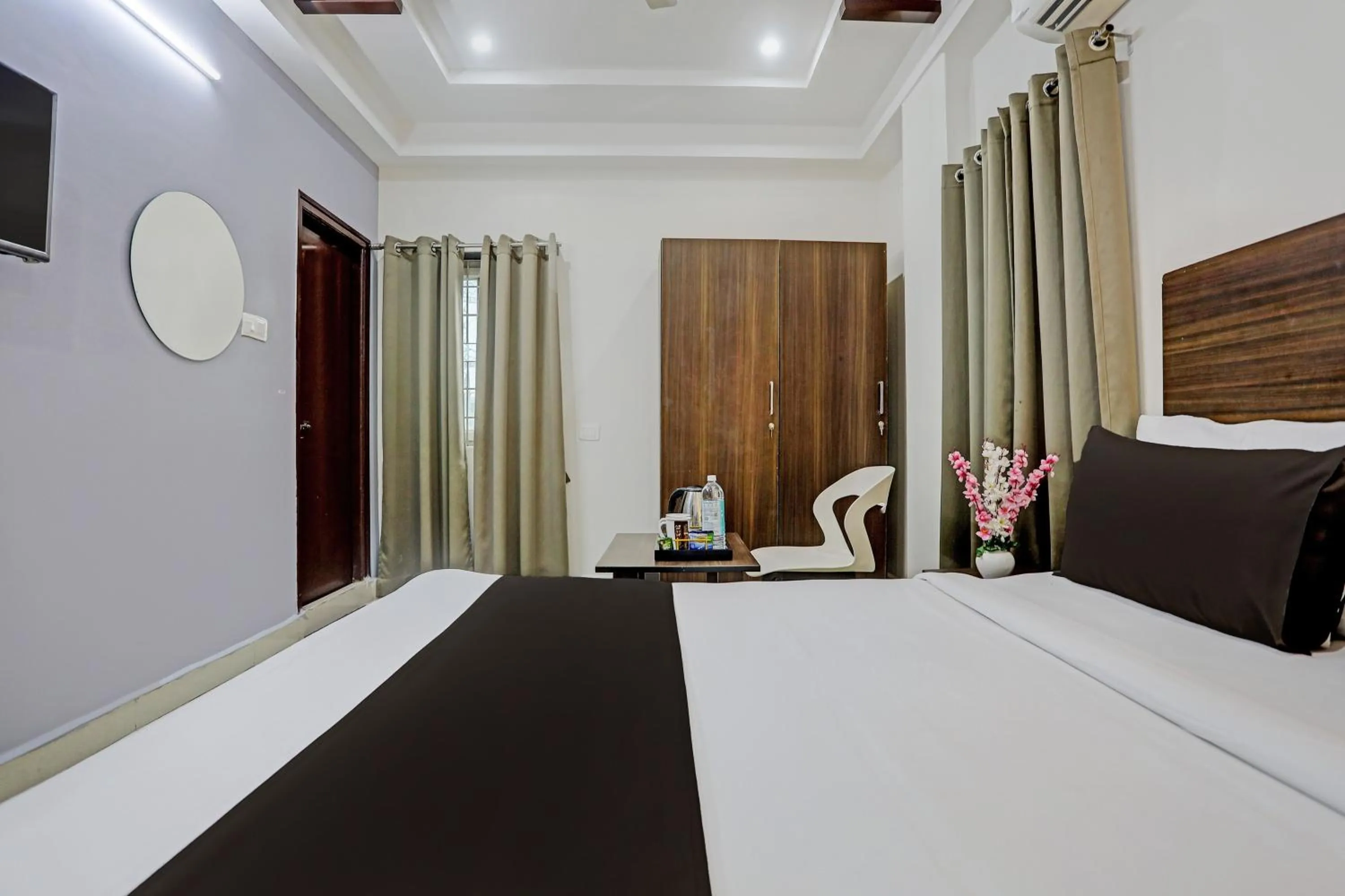 Bedroom in Collection O White House Near KIMS Kondapur.