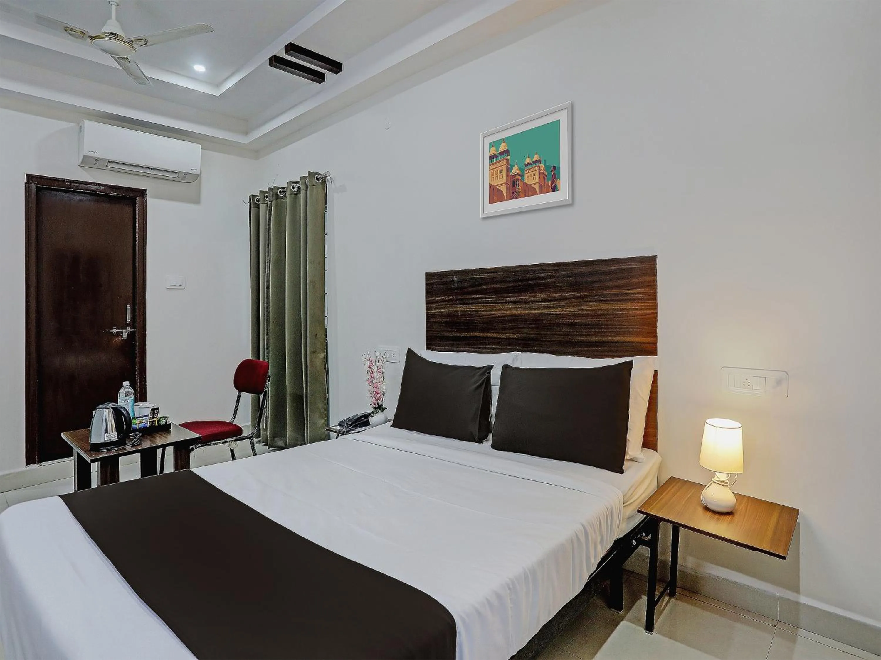 Bedroom in Collection O White House Near KIMS Kondapur.