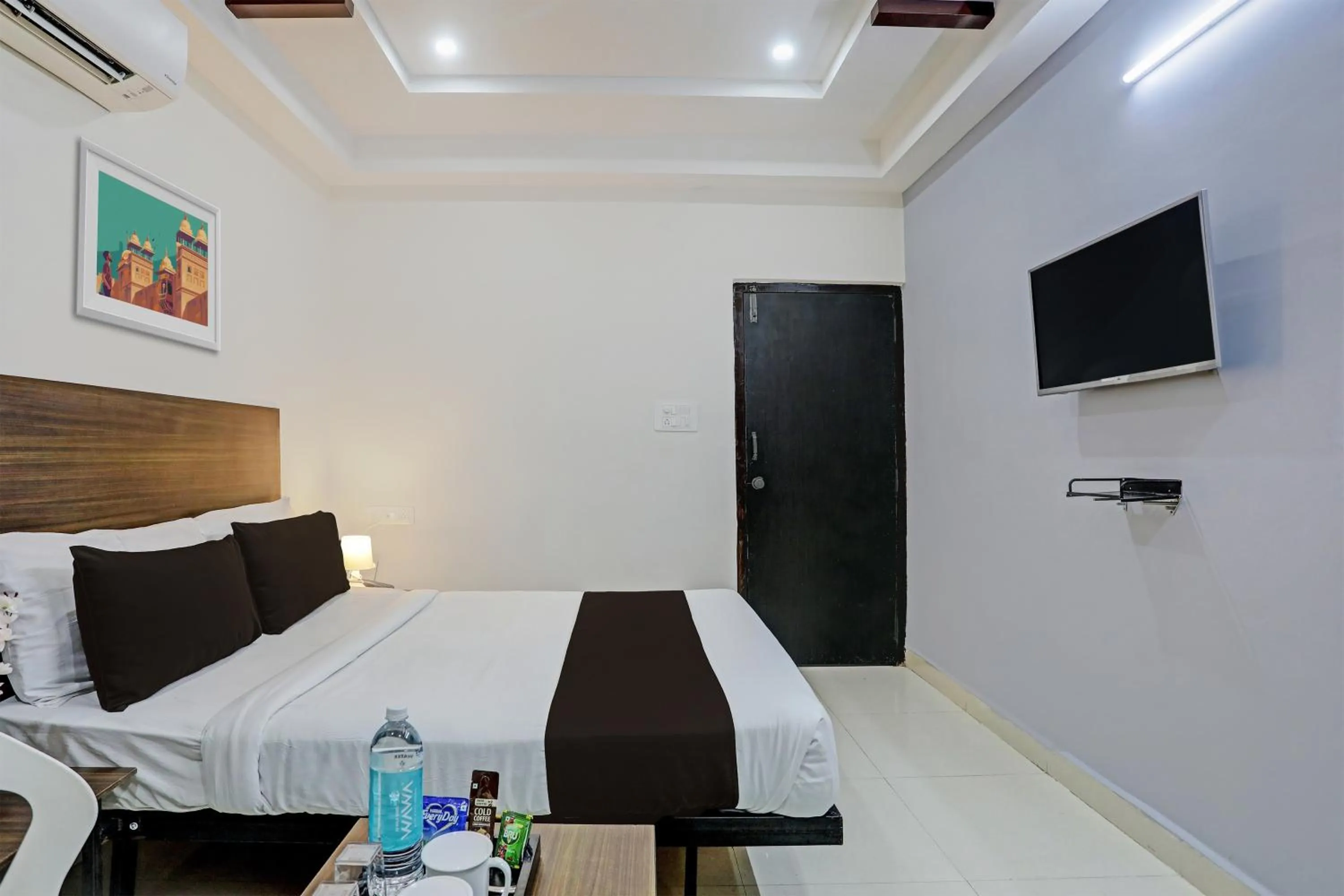 Bedroom in Collection O White House Near KIMS Kondapur.