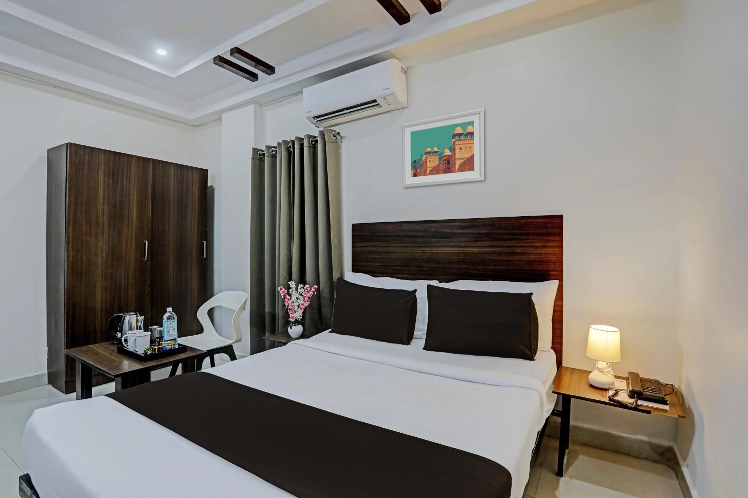 Bedroom in Collection O White House Near KIMS Kondapur.