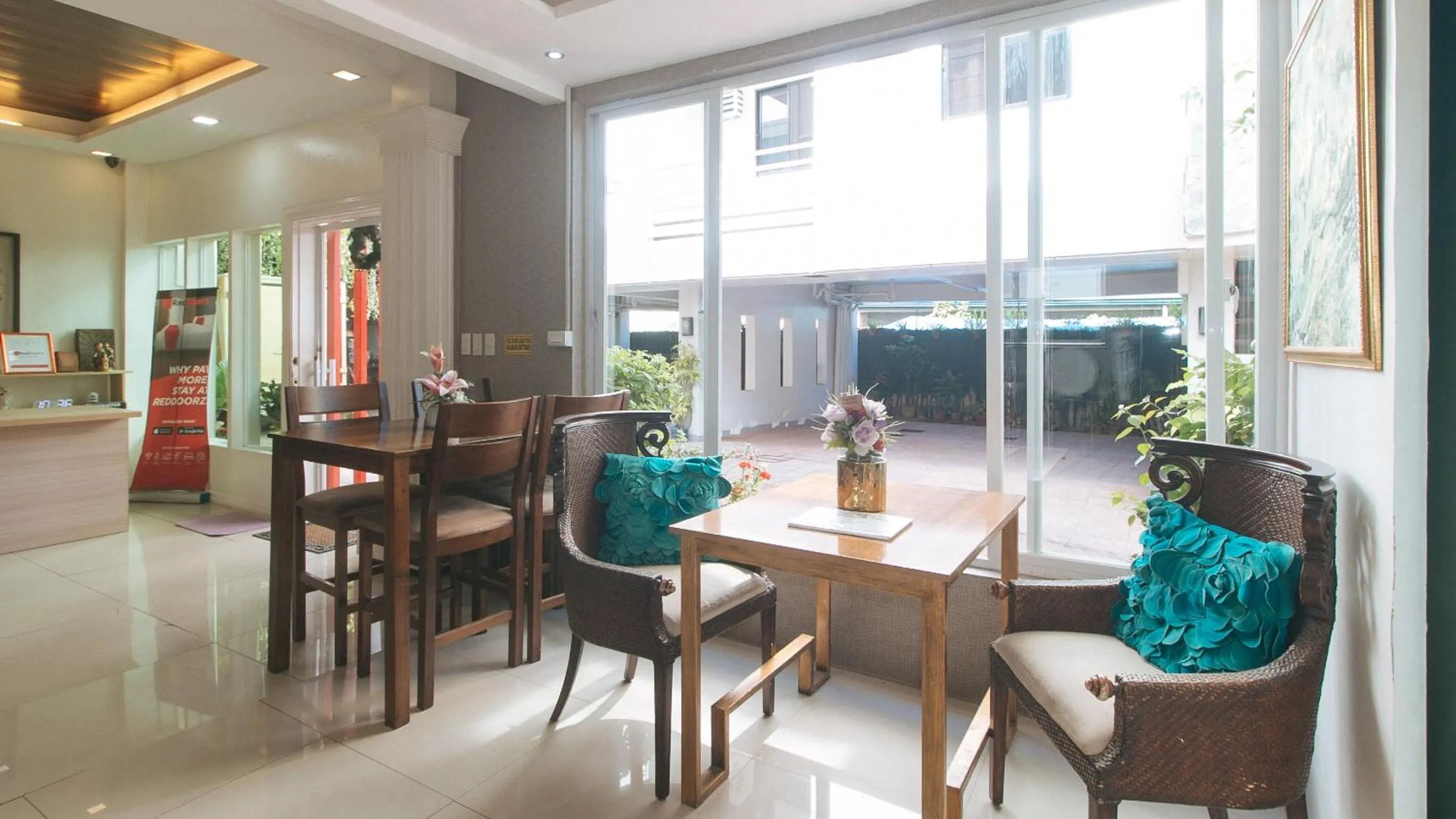 Dining area in RedDoorz Hostel @ St. Paul Village LapuLapu