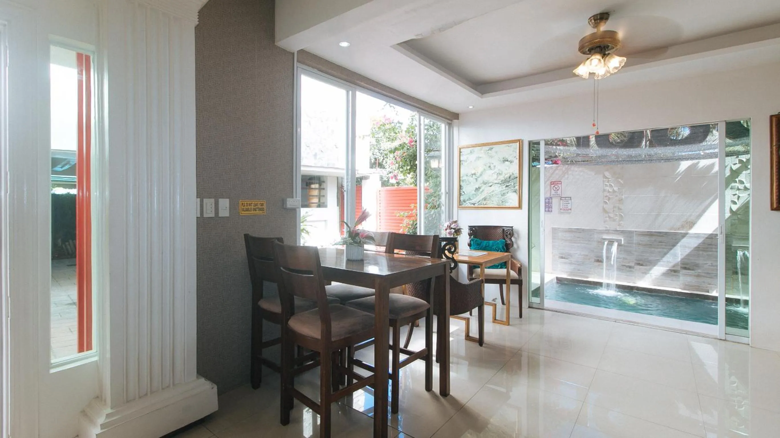 Seating area in RedDoorz Hostel @ St. Paul Village LapuLapu