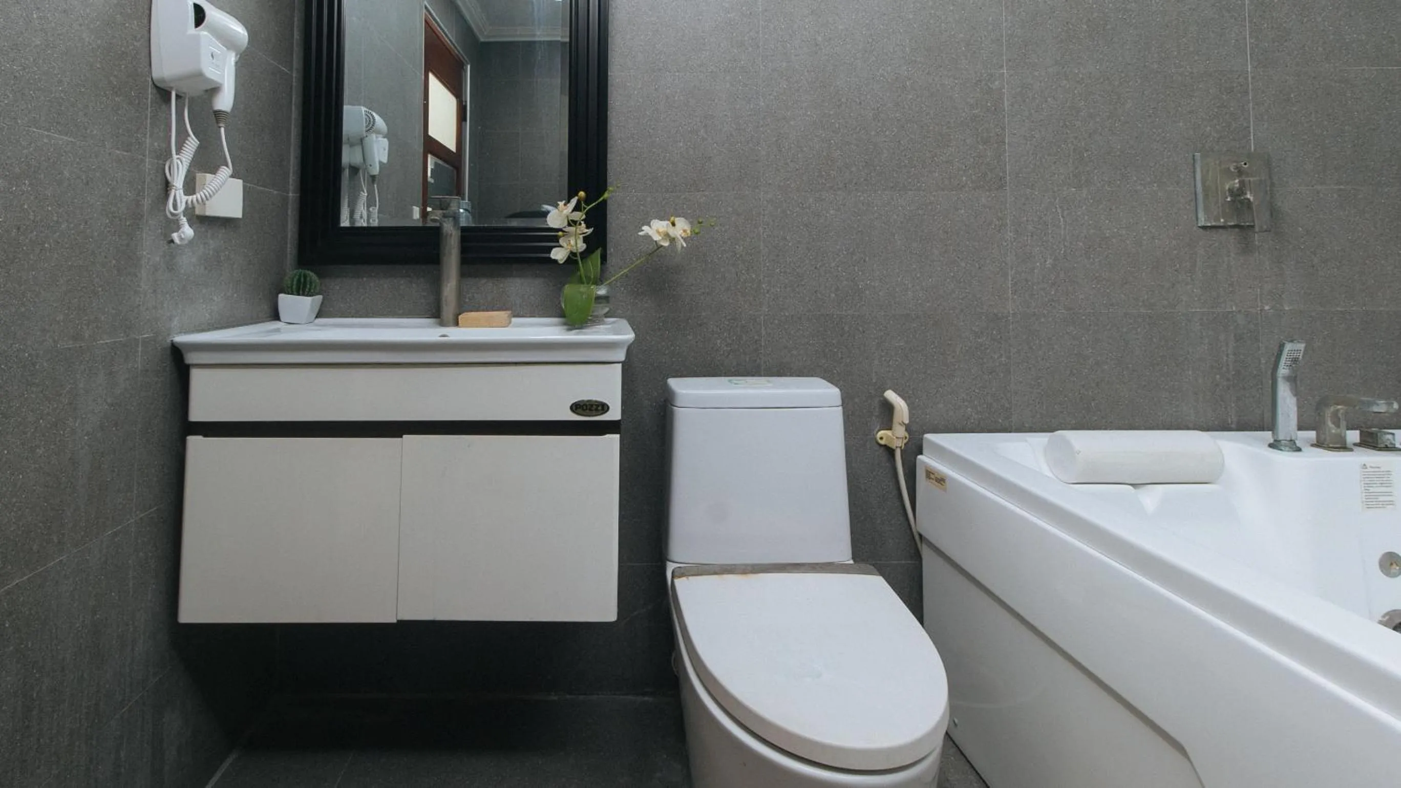 Bathroom in RedDoorz Hostel @ St. Paul Village LapuLapu