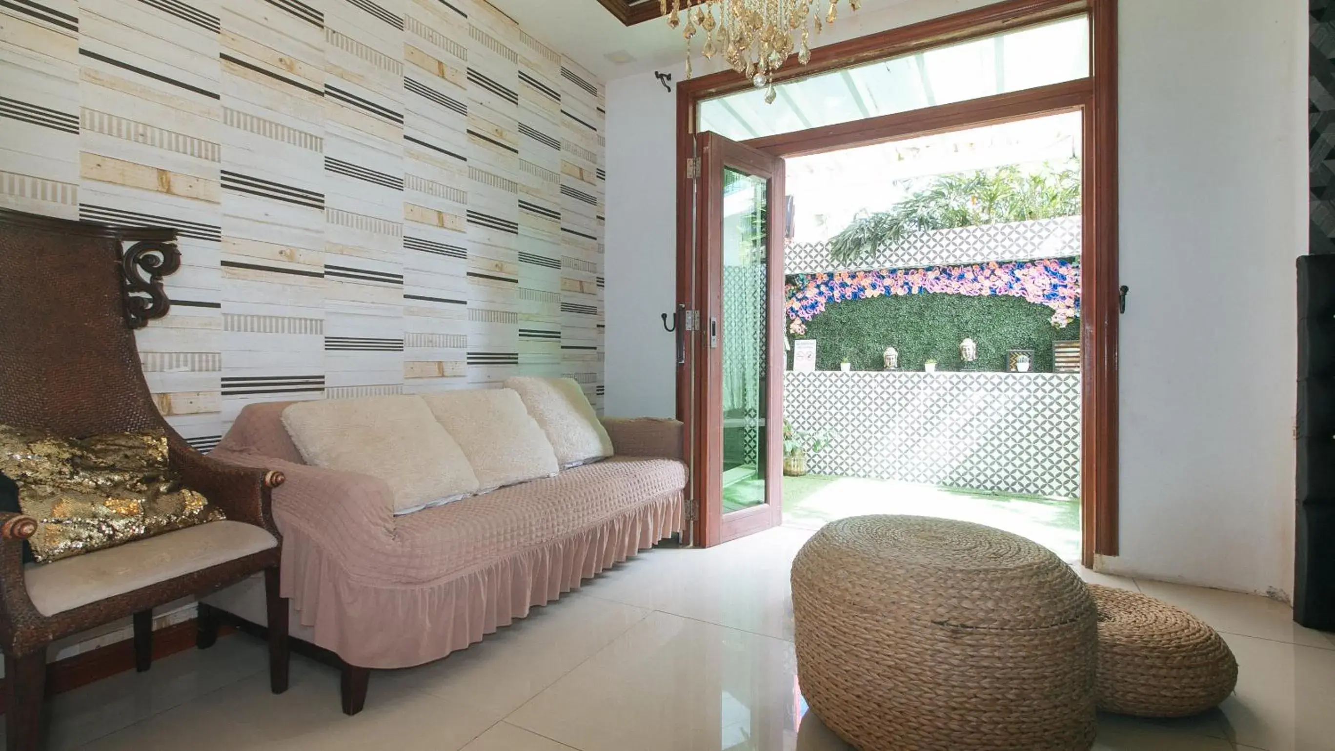 Seating area in RedDoorz Hostel @ St. Paul Village LapuLapu Seating area in RedDoorz Hostel @ St. Paul Village LapuLapu