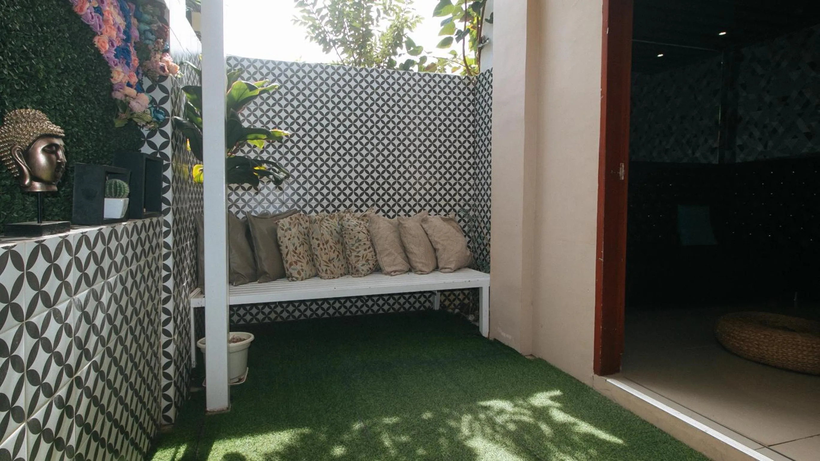 Patio in RedDoorz Hostel @ St. Paul Village LapuLapu