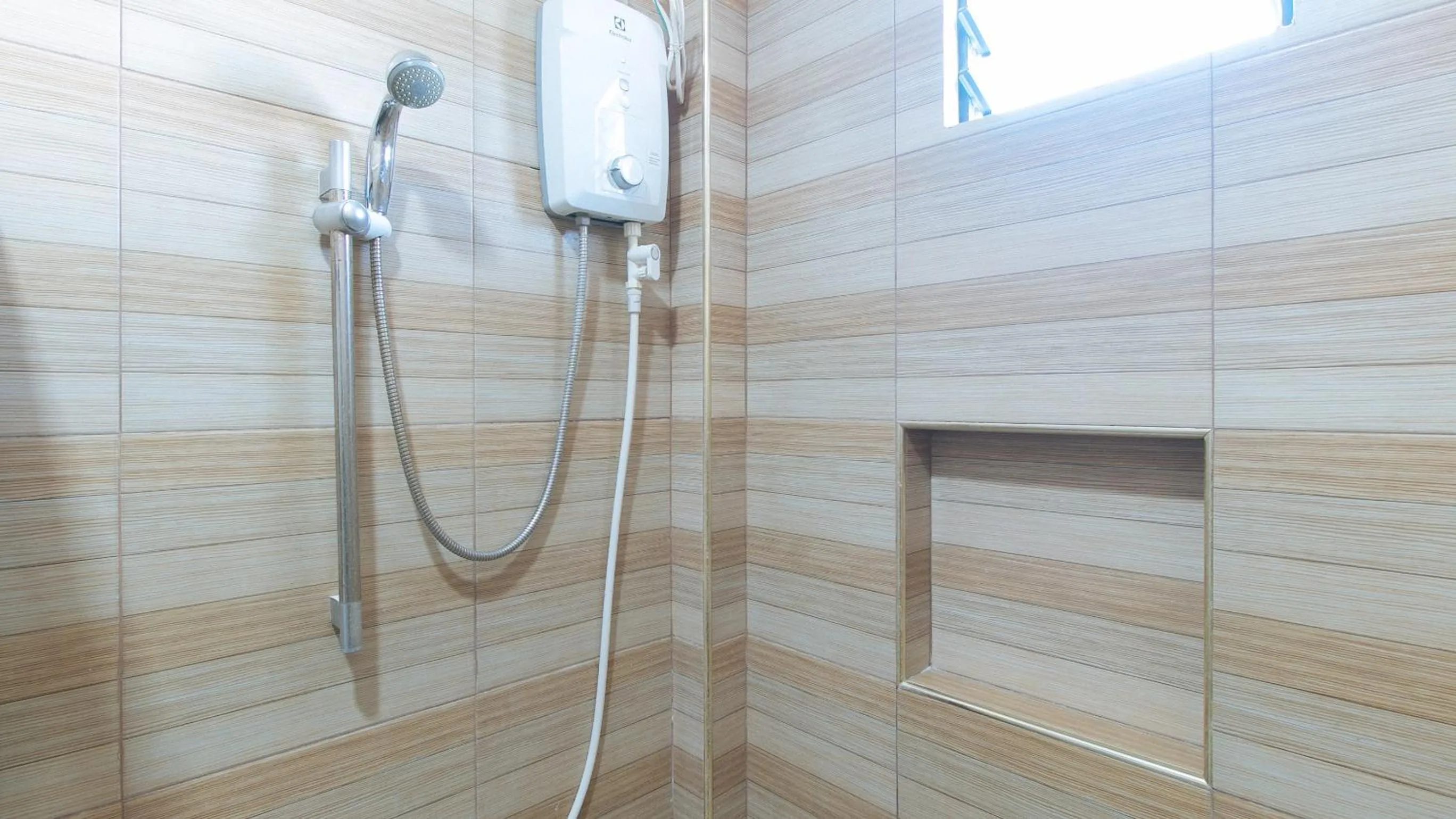 Shower in RedDoorz Hostel @ St. Paul Village LapuLapu