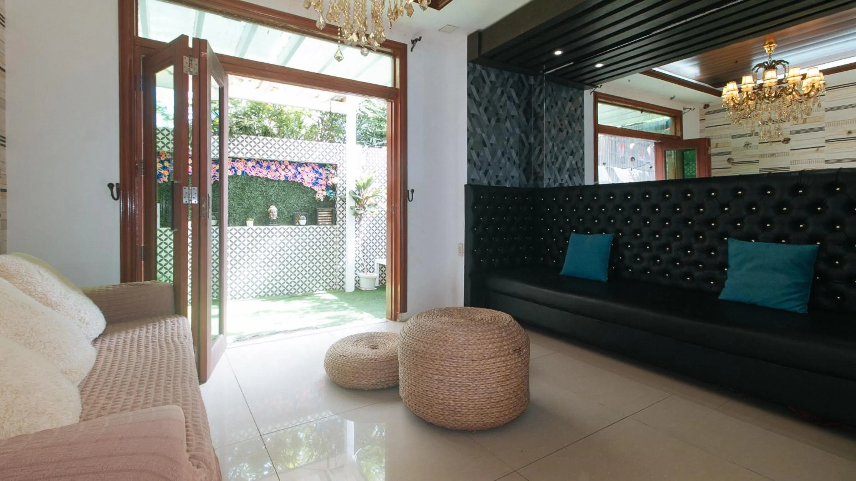 Seating area in RedDoorz Hostel @ St. Paul Village LapuLapu