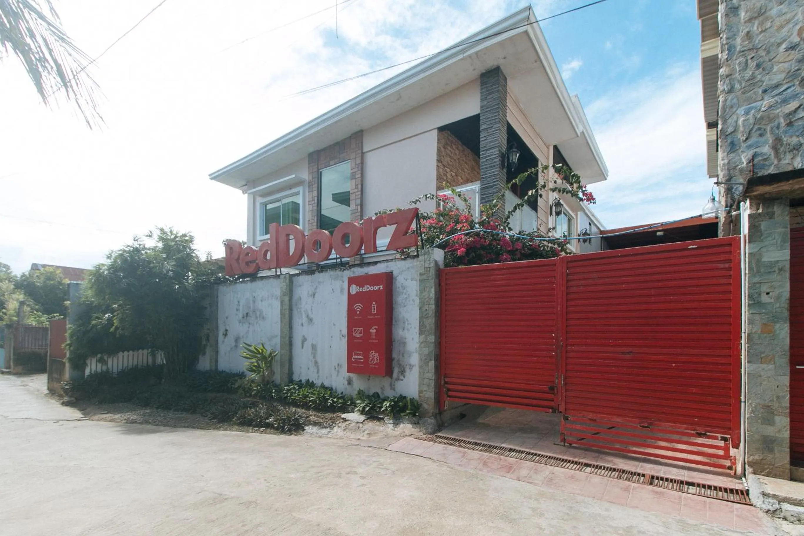 Property building in RedDoorz Hostel @ St. Paul Village LapuLapu